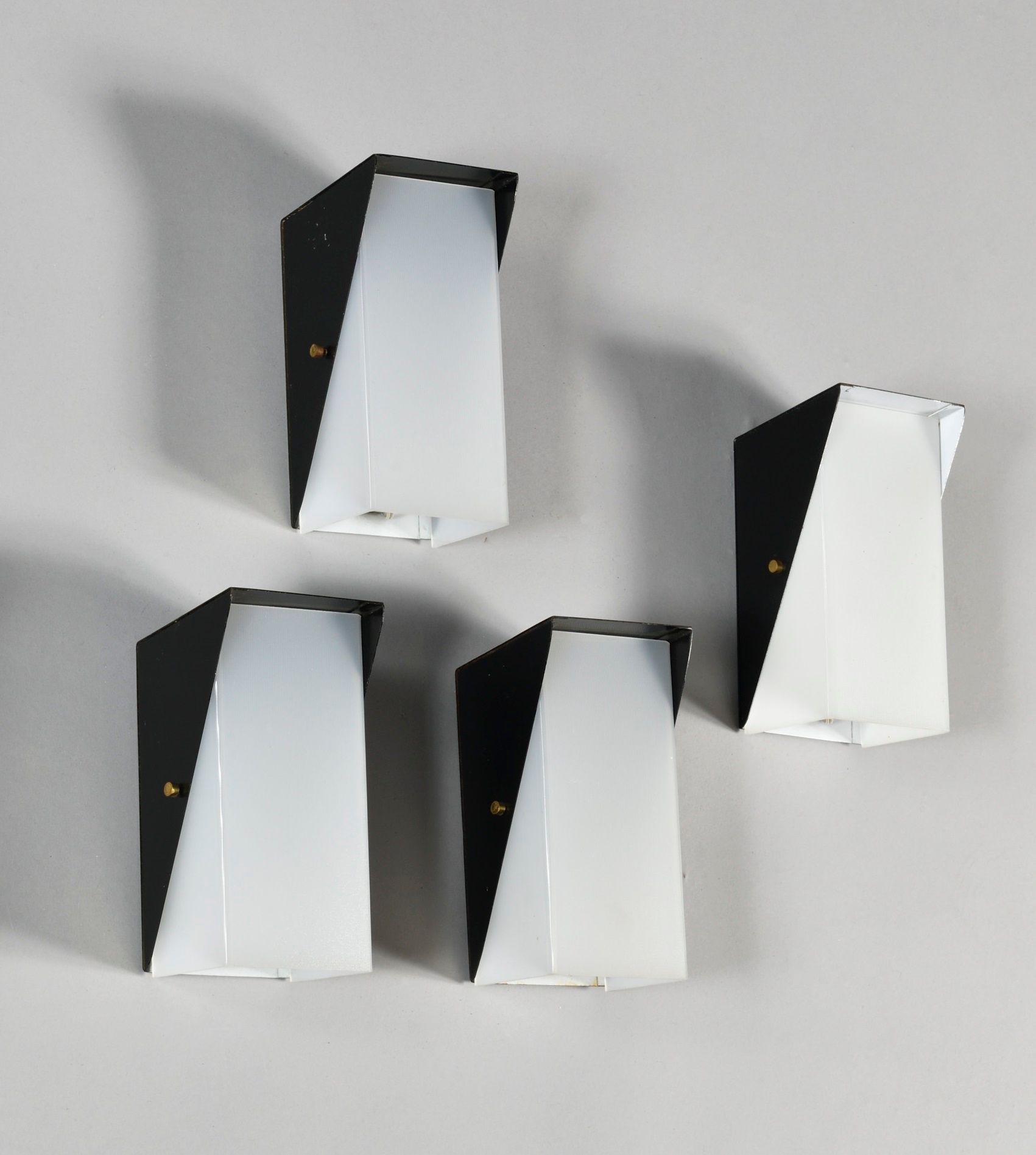 Null DISDEROT 四个黑色漆面金属片的平行四边形壁灯组，白色内壁，手持白色方形尖顶灯泡座 20世纪50年代作品 高度：21厘米 - 宽度：10厘米 -&hellip;