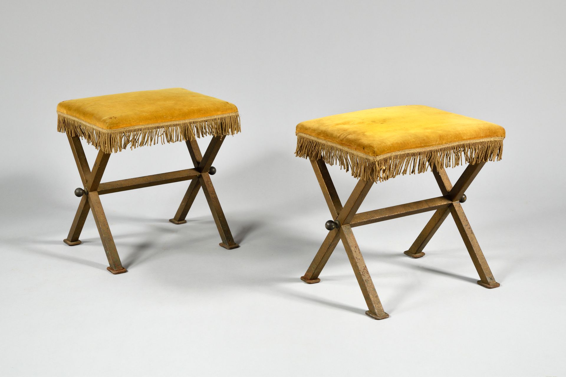 Null 埃米利奥-泰瑞（1890-1969），追随者 一对凳子，ixe腿，由带有金色光泽的铸铁隔板连接，长方形的座椅上有芥末色天鹅绒和金色编织的软垫 高度：4&hellip;