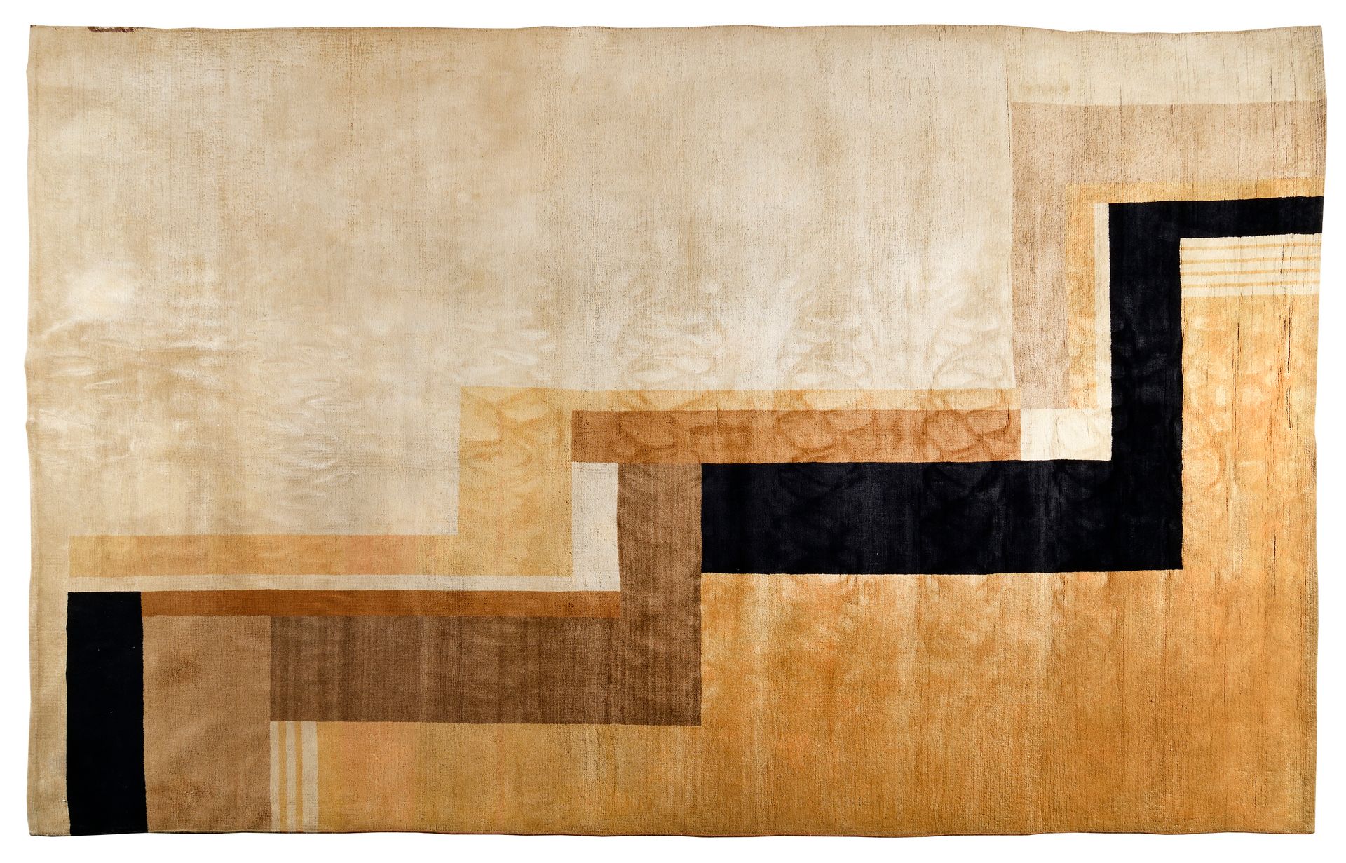 Null 
1930年代的作品 现代主义的地毯，有米色的方块和长方形的叠加，300 x 445厘米（一条边上有事故）。