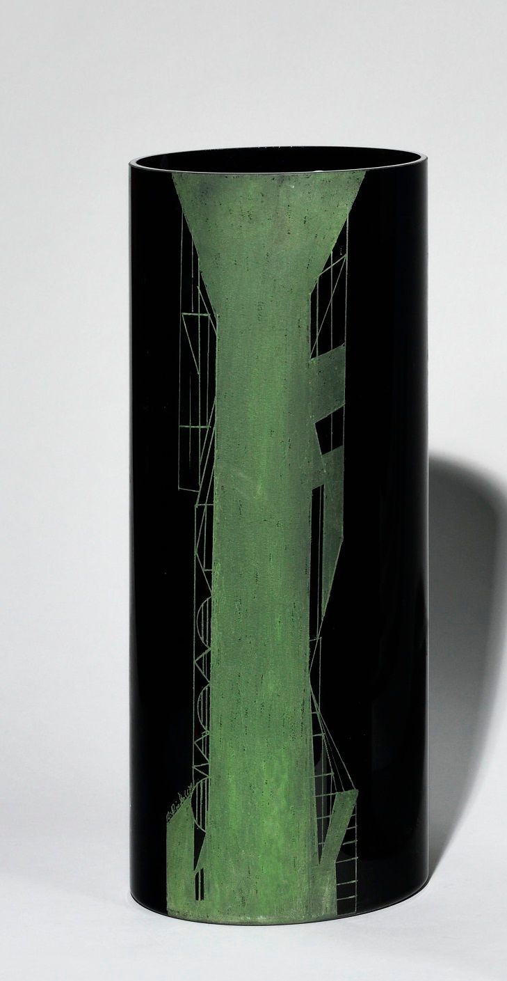 Null ANATOLE RIECKE (XXE SIECLE) 茄子色玻璃大圆柱形花瓶，有绿色风格的装饰，有签名和编号 高度：50厘米 - 直径：20厘米