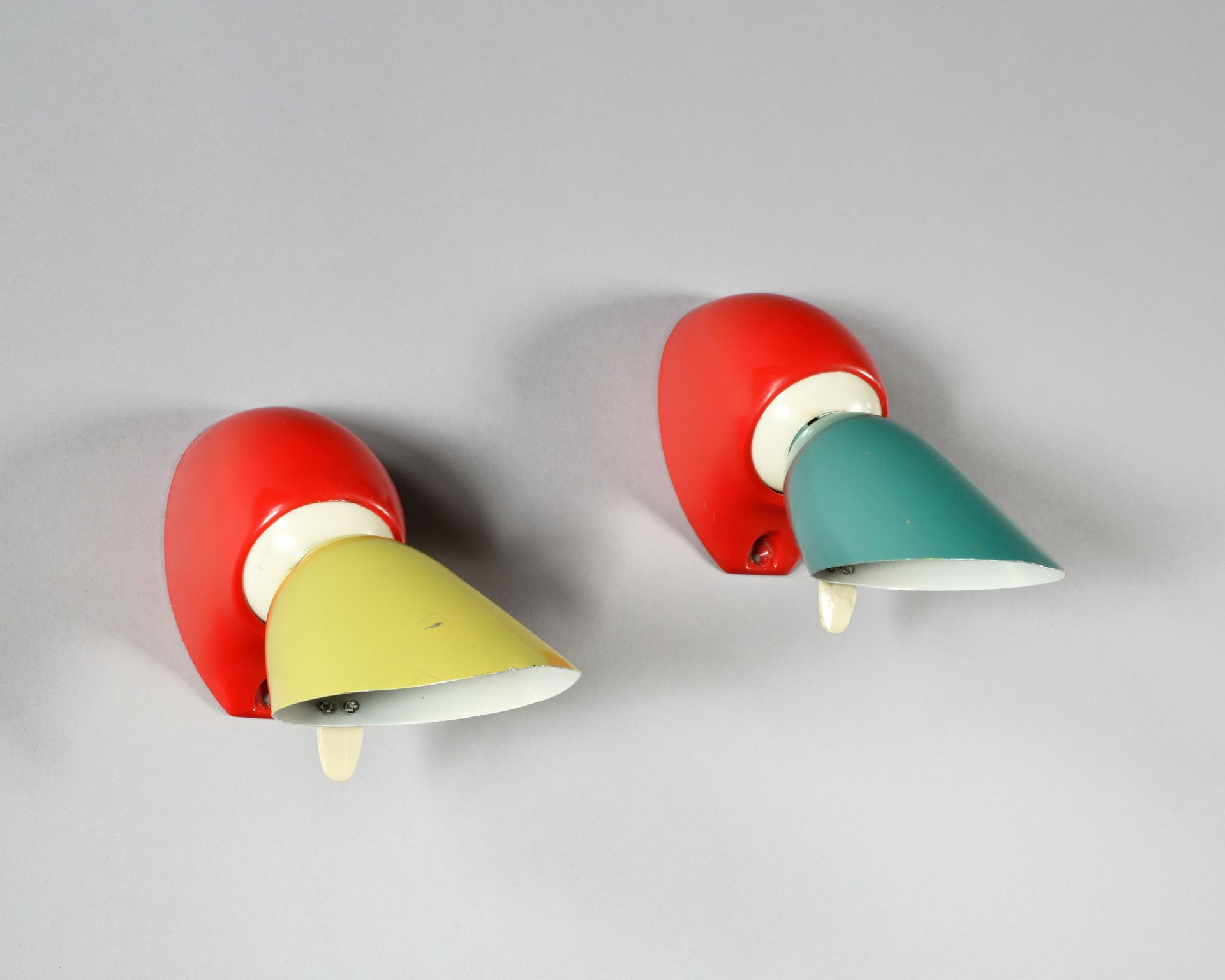 Null 20世纪60年代的作品 两个红色塑料壁灯和黄色或绿色金属板的截断卵形灯泡罩 高度：12厘米 - 深度：20厘米