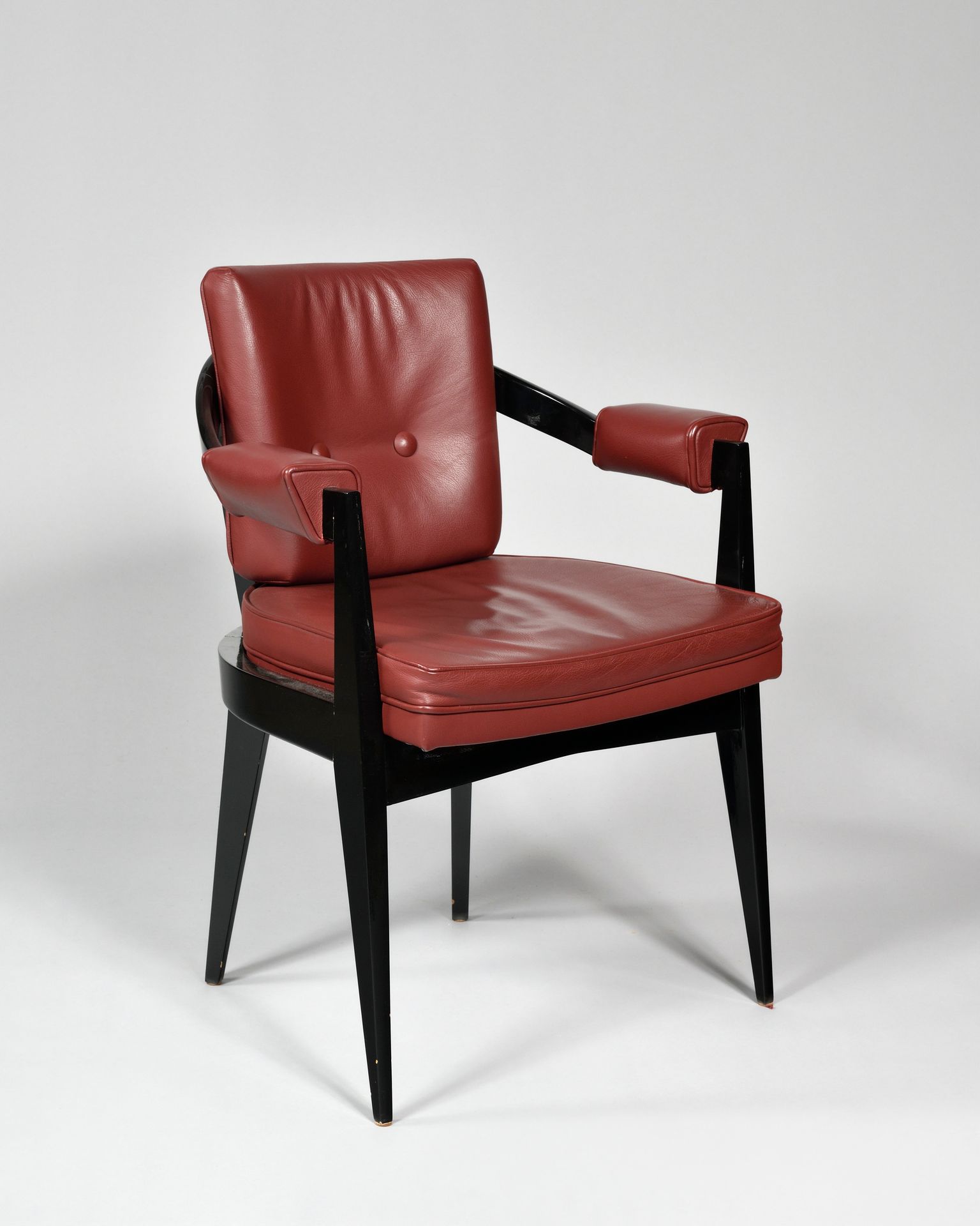 Null 
拉斐尔（RAPHAËL RAFFEL1912-2000 DIT），归属于一个贡多拉办公椅，黑色漆木，有小扶手，可移动的靠背上有两个按钮 1950年代&hellip;
