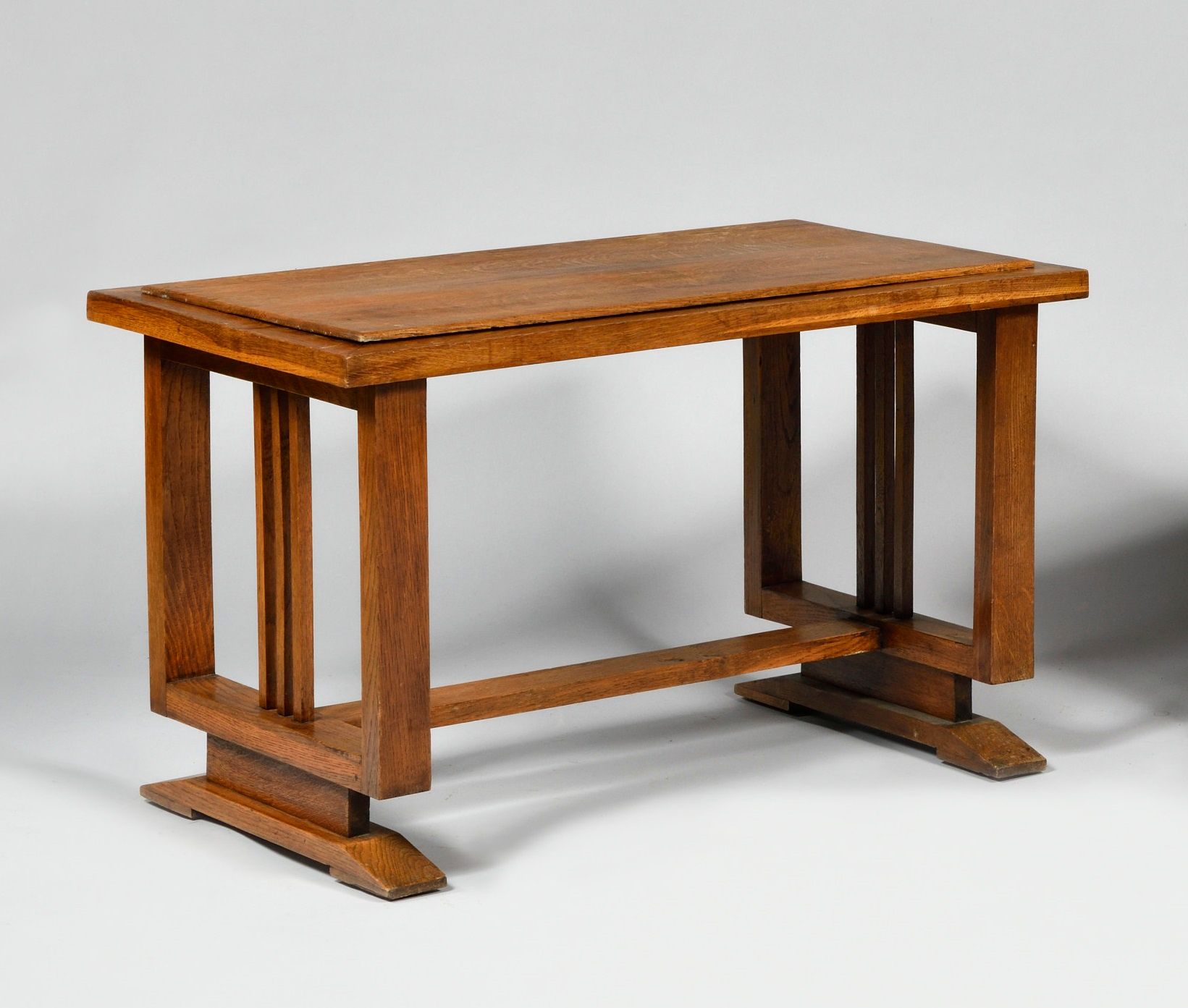 Null 1960年代作品 橡木茶几，长方形的橡木桌面，长方形的侧腿上有三条中央的滑轨 高度：56厘米 - 宽度：90厘米 - 深度：53厘米