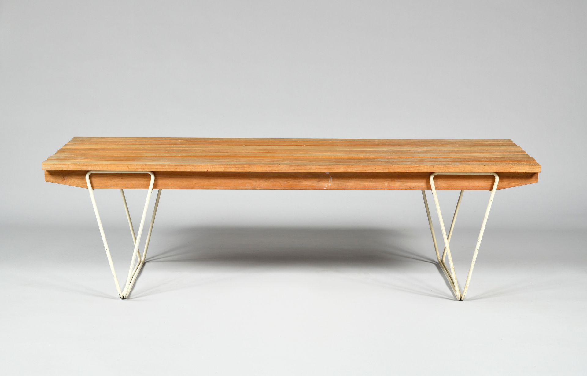 Null 哈里-贝尔托亚（1915-1978），七条天然木板条的长椅，白色漆线底座，1950年代的作品 高度：43厘米-宽度：144厘米-深度：44厘米