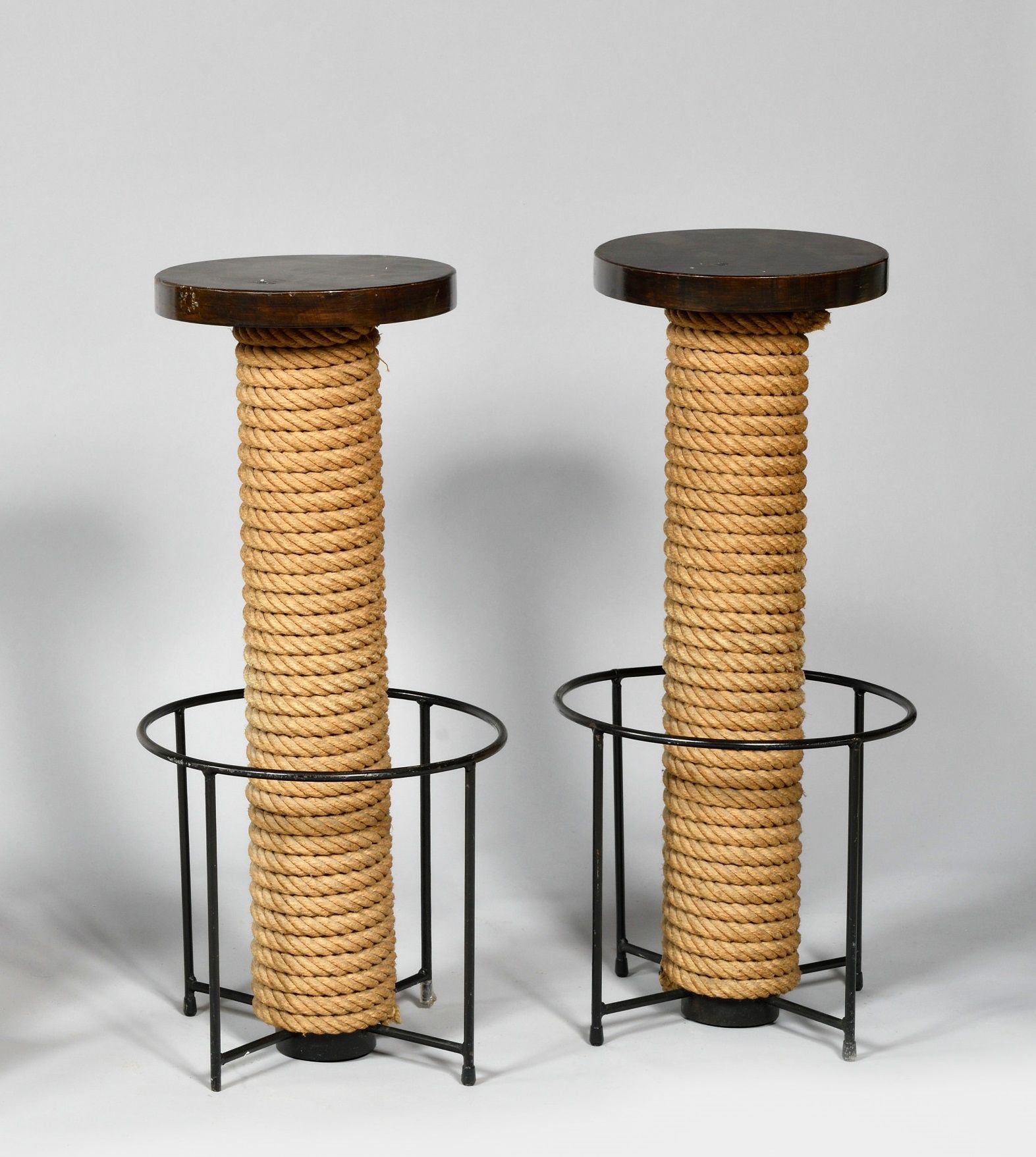 Null WORK OF THE 1950's Pair of bar stools with corded shafts, circular seats in&hellip;
