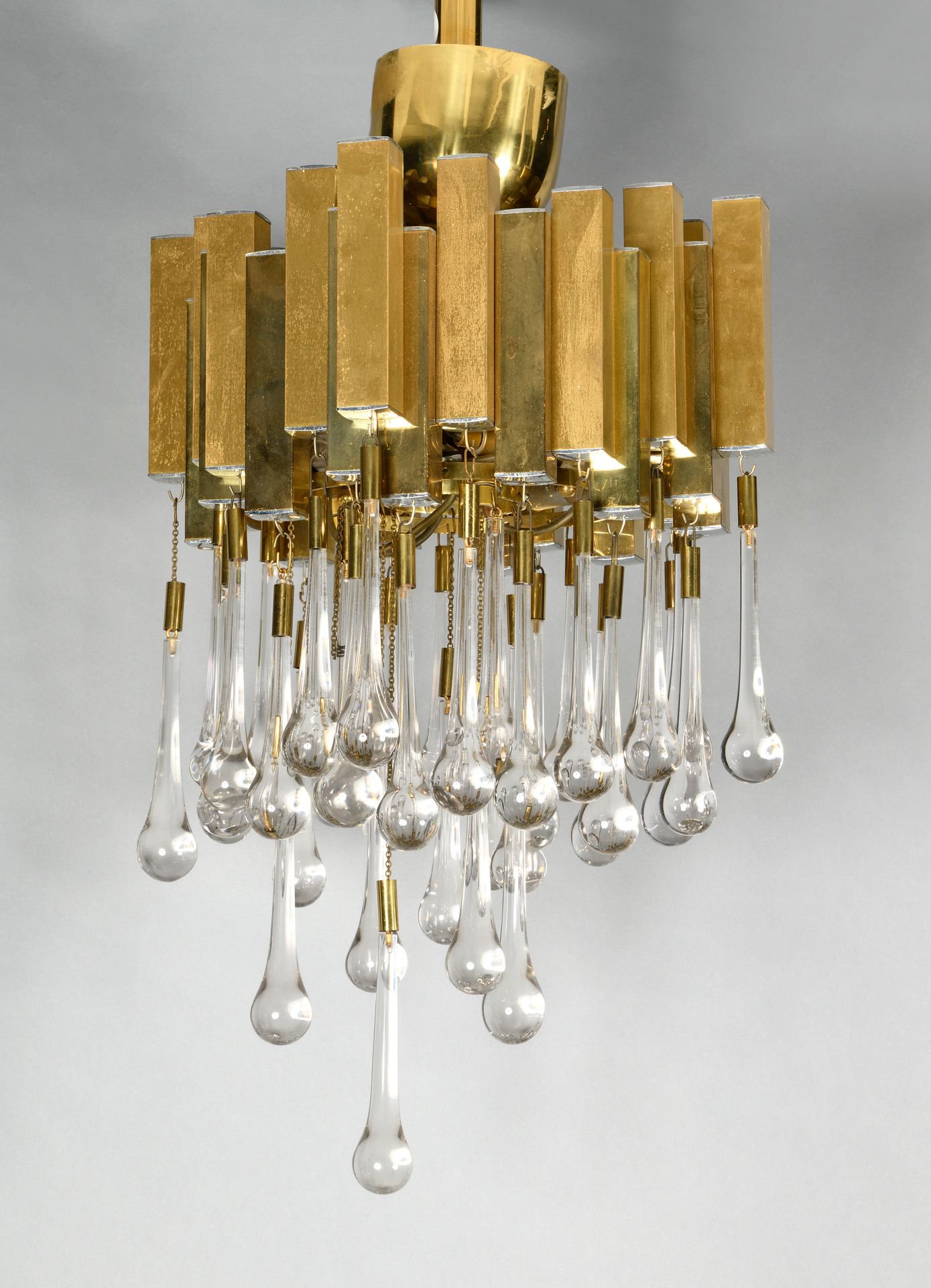Null 1970年代的作品 镀铬和镀金的金属吊灯，有30个方形管子，上面有海盗型玻璃吊坠 高度：60厘米-直径：30厘米