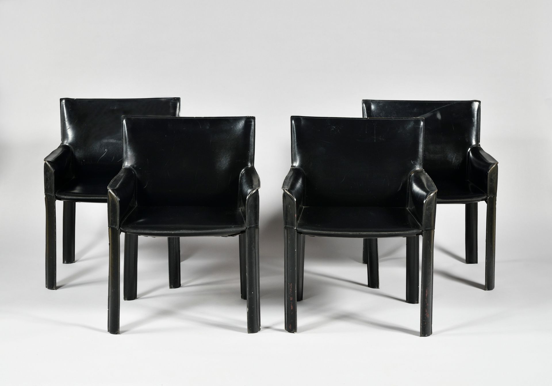 Null DE COURO OF BRAZIL 一套八把金属和胶合板扶手椅，全部采用黑色皮革装潢，有印记 磨损和撕裂，有小裂缝 高度：82厘米 - 宽度：54厘&hellip;