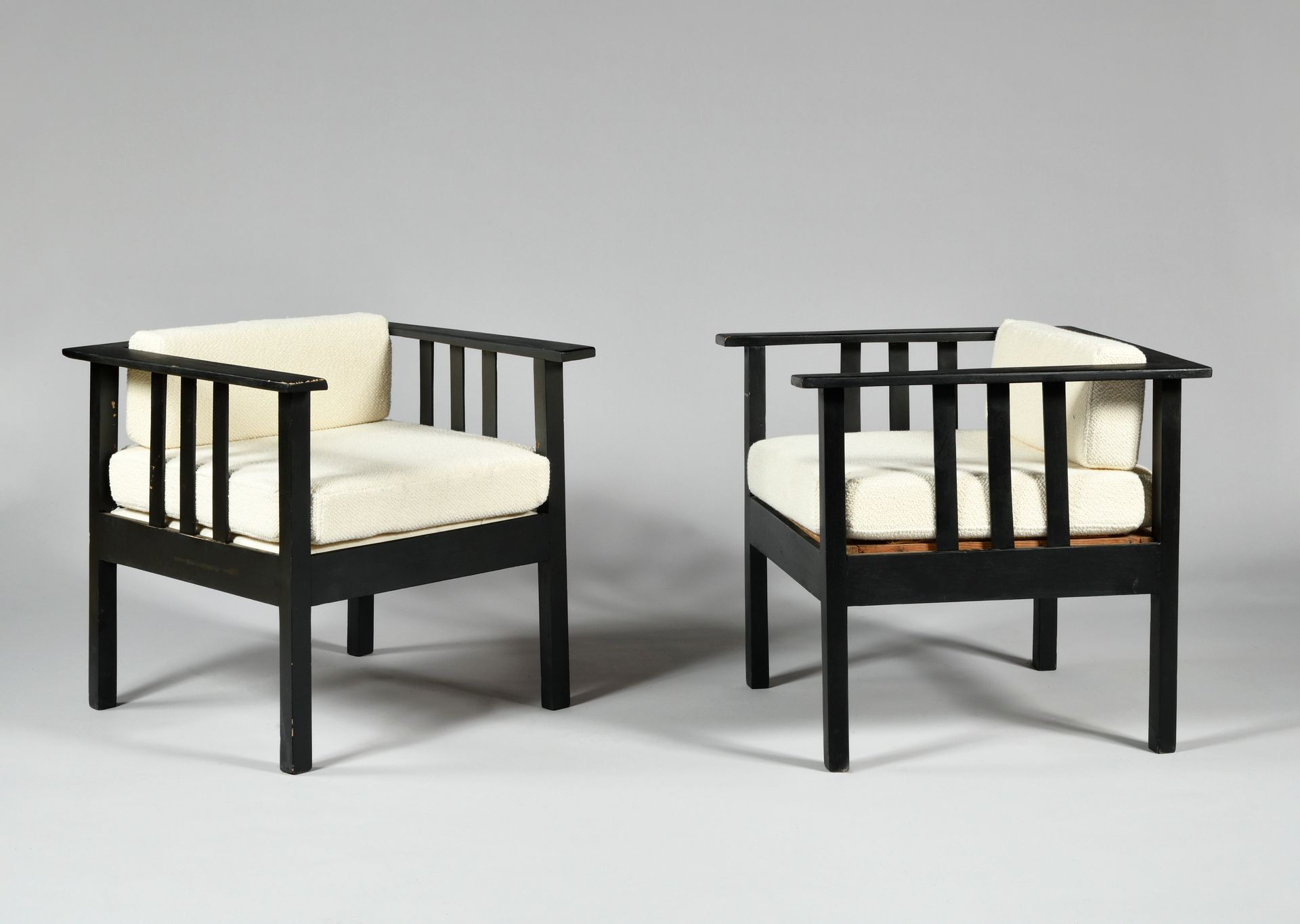 Null TRAVAIL DES ANNEES 1920 Paire de fauteuils cubiques en bois laqué noir à tr&hellip;