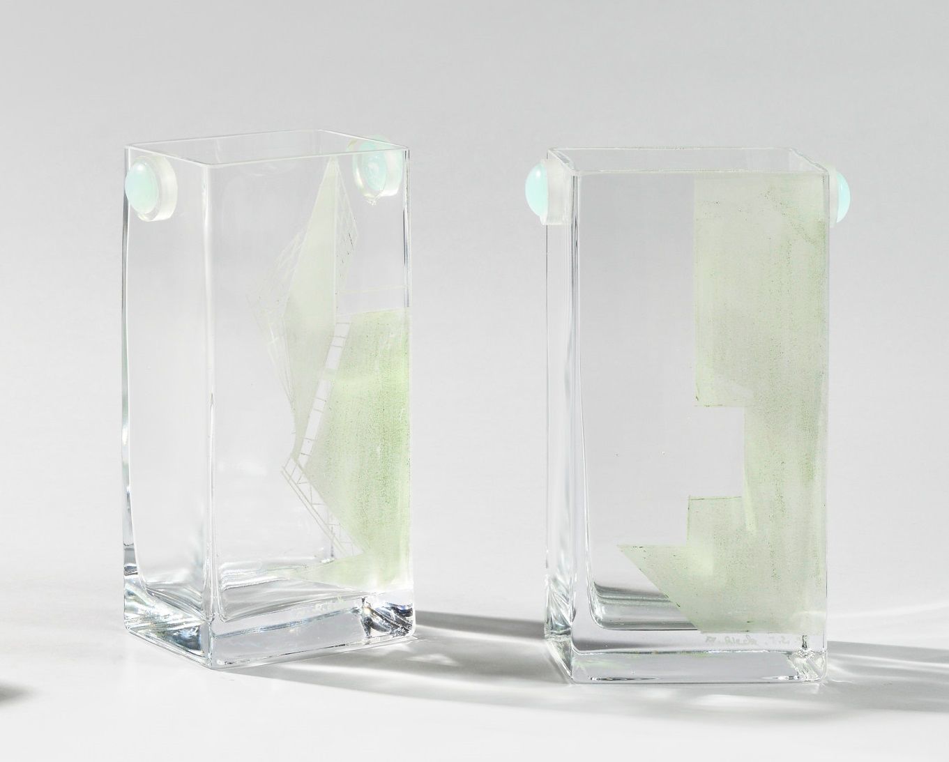 Null ANATOLE RIECKE (XXE SIECLE) 两个玻璃花瓶，截面为长方形，有抽象的雕刻装饰，签名和编号为W6J9和H.2.59 高度：24厘&hellip;