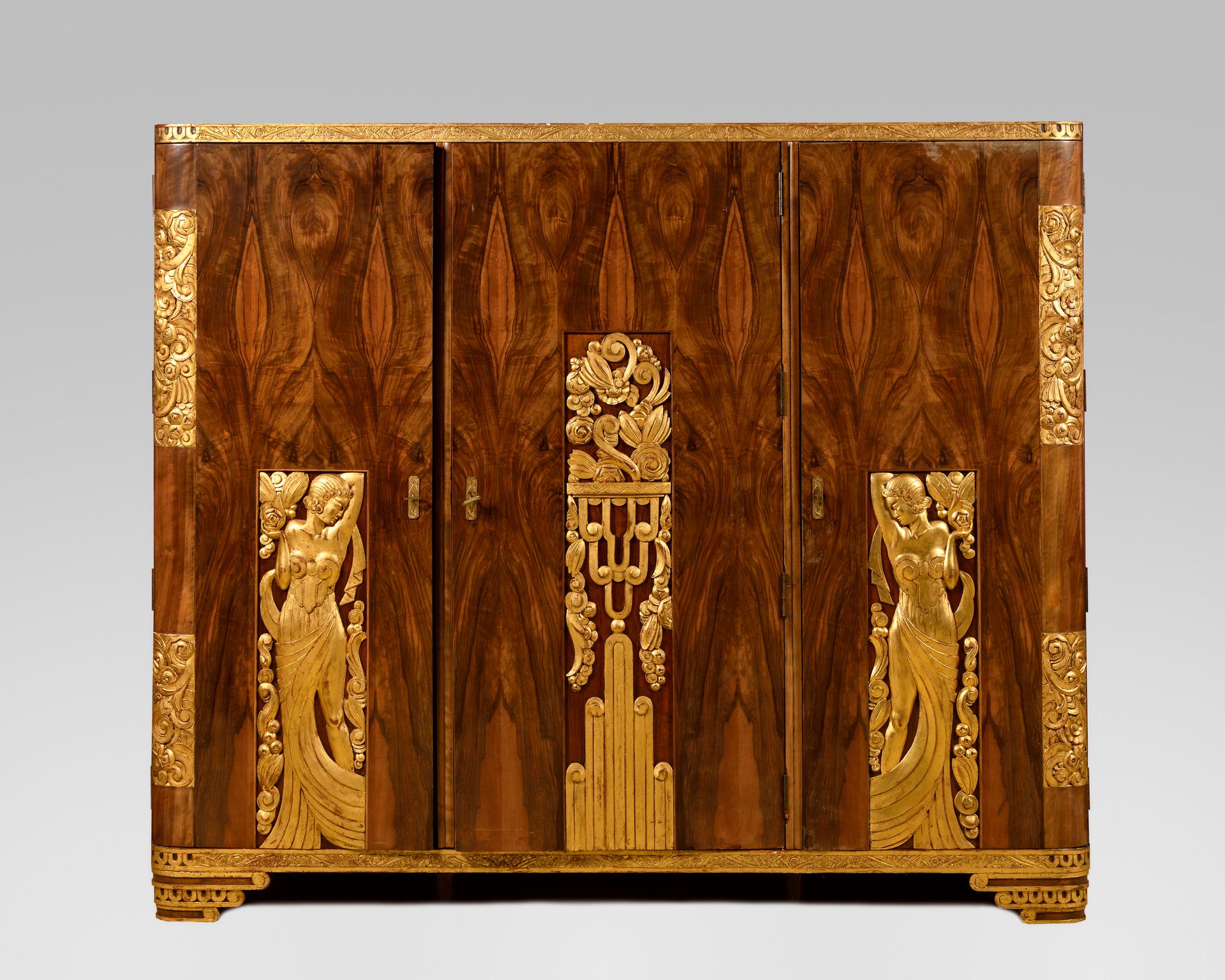 Null TRAVAIL DES ANNEES 1920 Armoire d’exposition à décor de bas-relief en bois &hellip;
