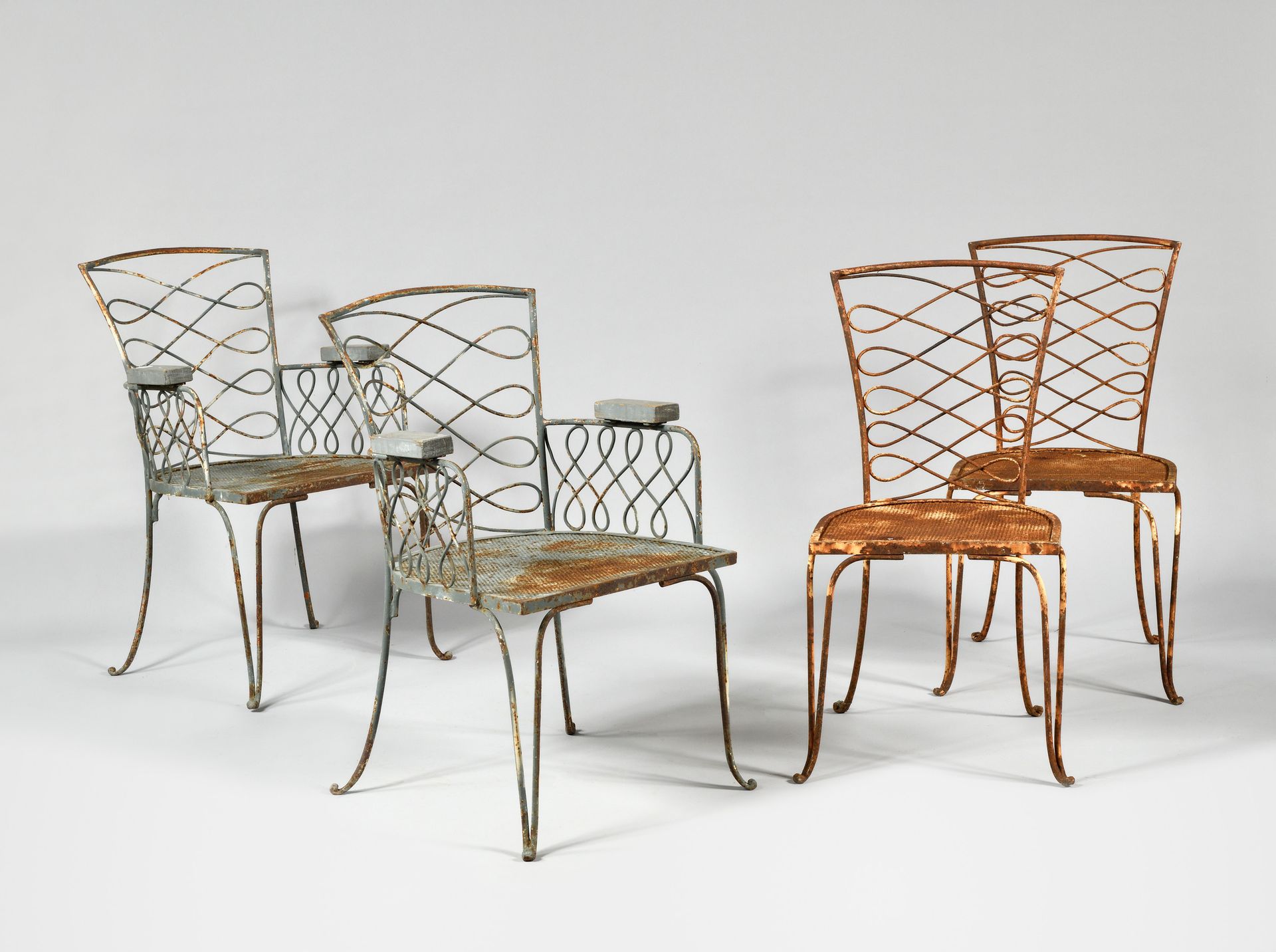 Null RENE PROU (1889-1947), 归属 两把椅子和两把扶手椅的花园，用金属丝装饰，座位是穿孔的金属板，扶手是木头的 以前是白漆的，重新上灰&hellip;