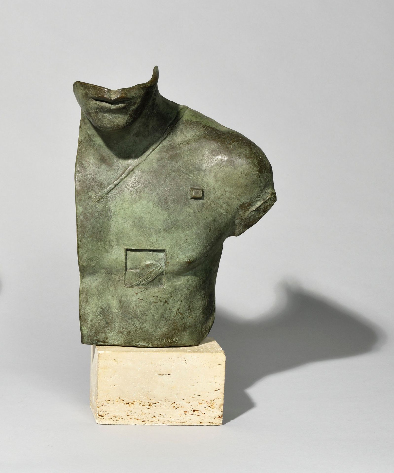 Null IGOR MITORAJ (1944-2014) "Asclepios", 1988年 洞石底座上的青铜躯干，带有绿色铜锈 复制号C 423 / 10&hellip;
