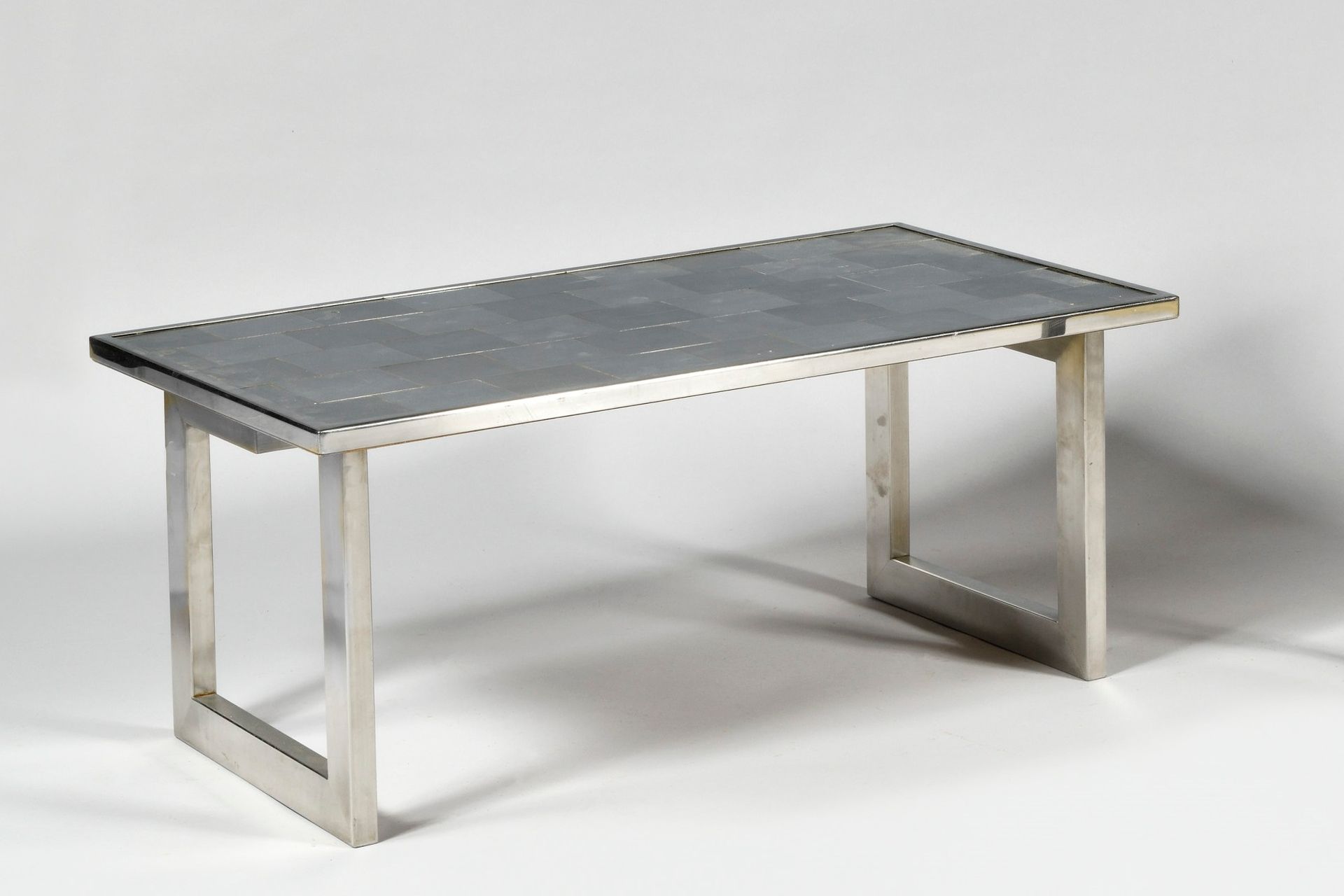 Null 1970年的作品 长方形桌面铺设氧化不锈钢方块的低桌，旋转带状底座 1970年的作品 高度：39厘米 - 宽度：90厘米 - 深度：50厘米