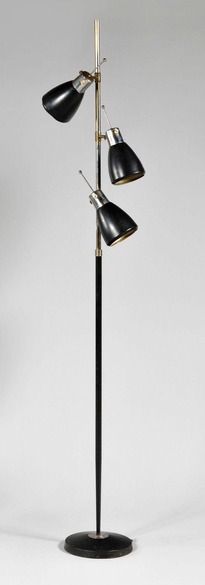 Null 巴黎摩尼克斯落地灯，有三个可调节的黑色金属板射灯，带球形接头，圆形配重底座 1960年代的作品 高度：185厘米