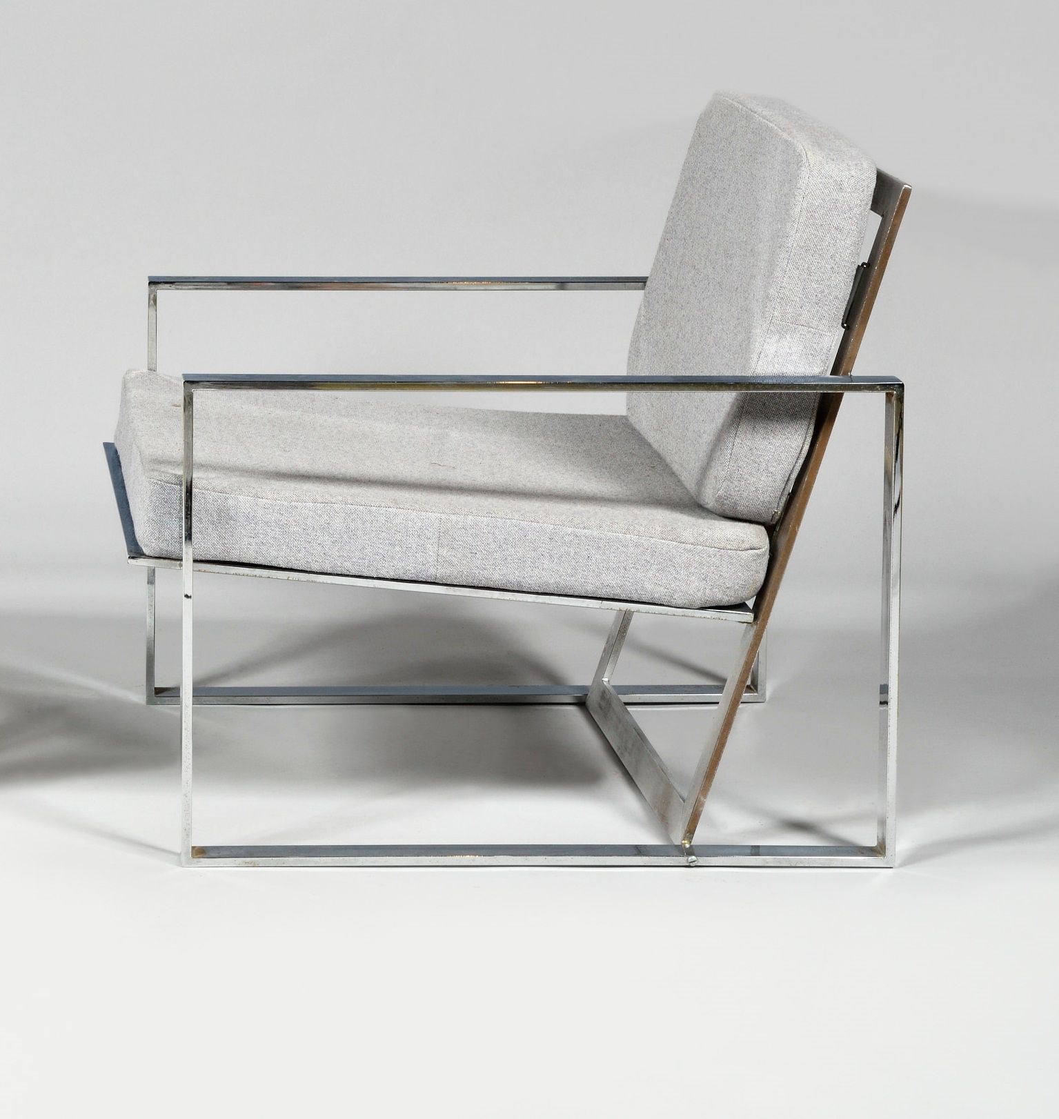Null MILO BAUGHMANN (1923-2003), 椅子随从 镀铬钢扶手椅和灰色织物覆盖的坐垫 铬的点蚀，腿下的橡胶缺失 1970年代的作品 高度&hellip;