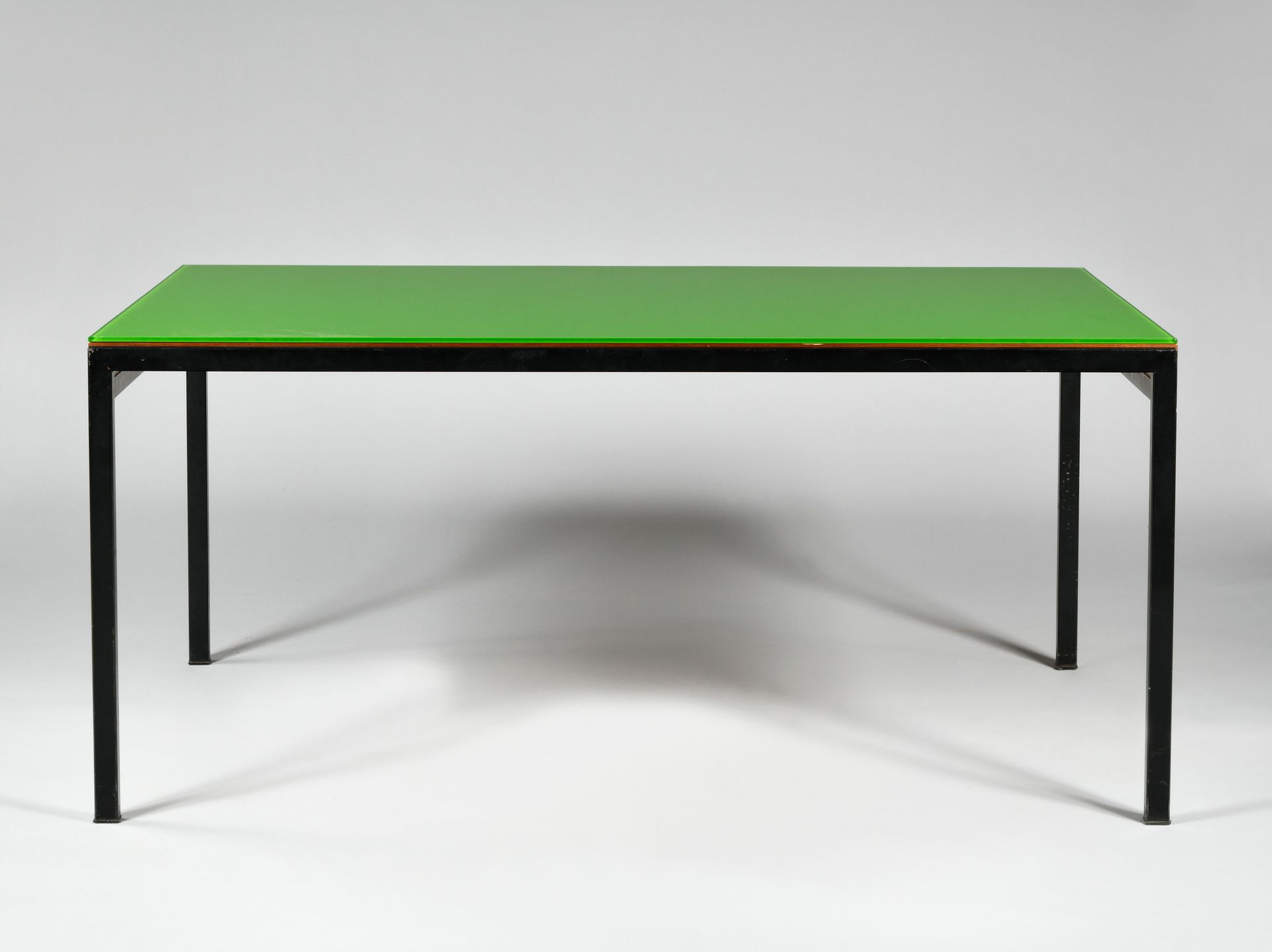 Null CEES BRAAKMAN (1917-1995) PASTOE EDITEUR 餐桌，长方形紫檀木桌面，上面覆盖着黄绿色玻璃板，黑色漆面金属底座，上&hellip;