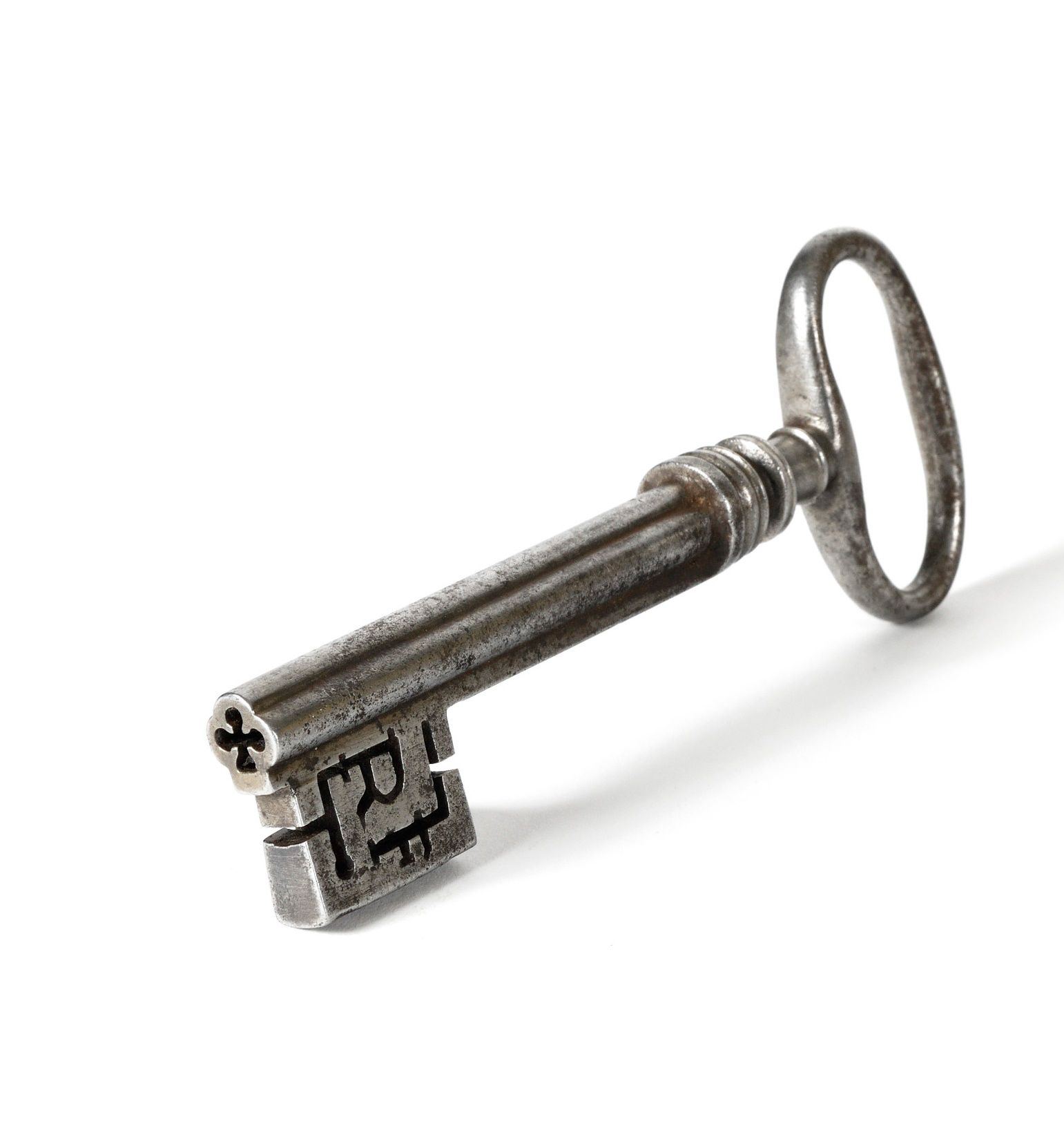 Null 锻铁钥匙，带卵形环。 圆轴，带四叶草芯。剪下的部分带有 "RF "的首字母。长度：14.5厘米。A.B.E. 18世纪末。