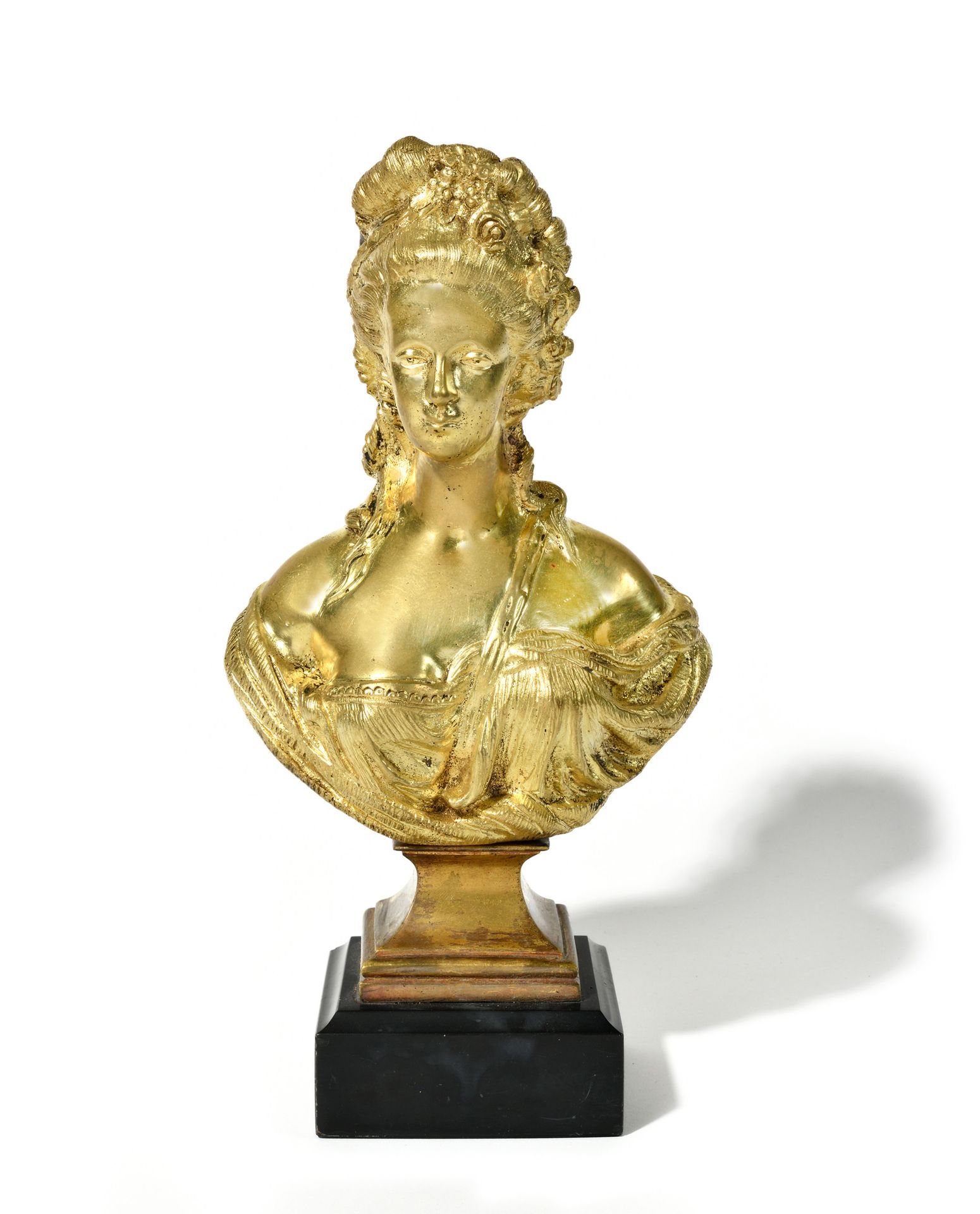 Null “Dame de qualité vers 1780” Buste en bronze doré sur piédouche et socle en &hellip;