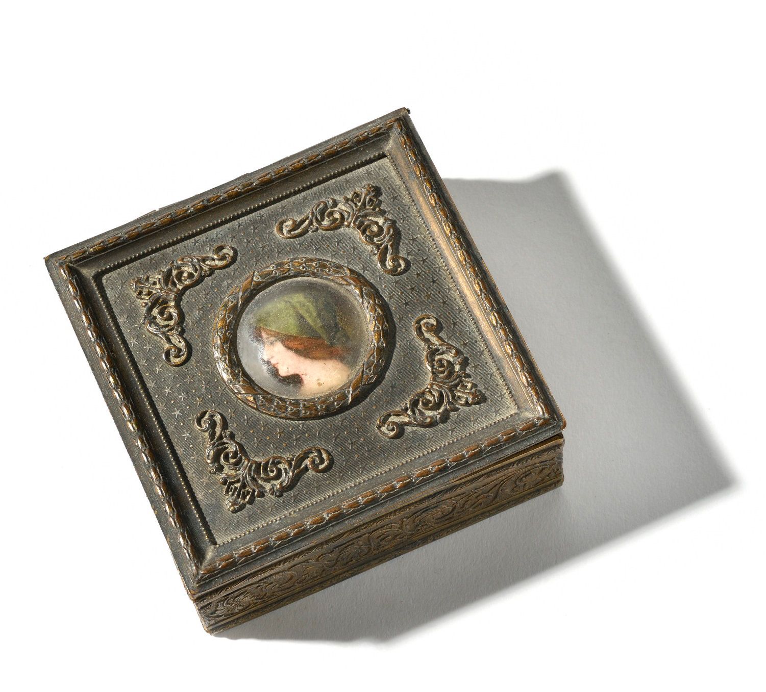 Null 小方块黄铜和錾花铜盒，盖子上装饰着一个女人的轮廓缩影。19世纪 宽度：9厘米 深度：8.5厘米