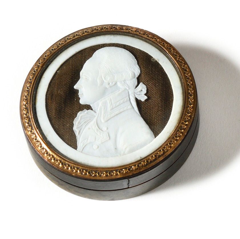 Null 小圆角盒，在绒毛框架的弧形玻璃下有罗伯斯庇尔的镂空轮廓。 它的内部刻有铭文："M. J. Robespierre à son ami A. Saint&hellip;