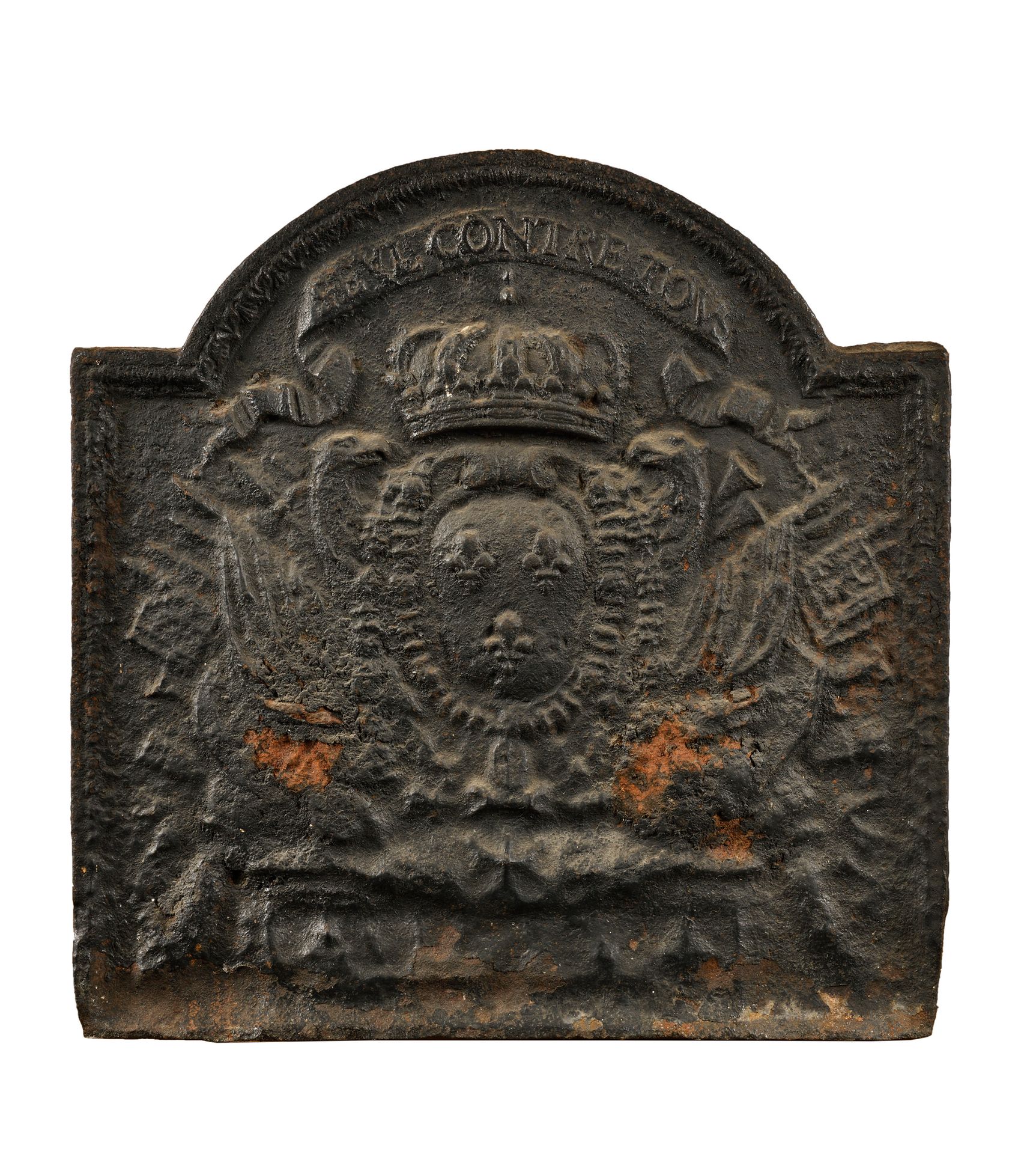Null 路易十五时期的铸铁壁炉，上面有法国国徽，上面有一个战士的奖杯，上面写着 "独自对抗所有人"，高：57厘米 - 宽：56厘米