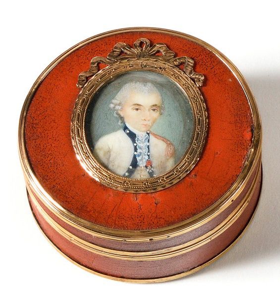 Null Small snuffbox. In orange varnished horn. Gold frame punched. Inside lined &hellip;