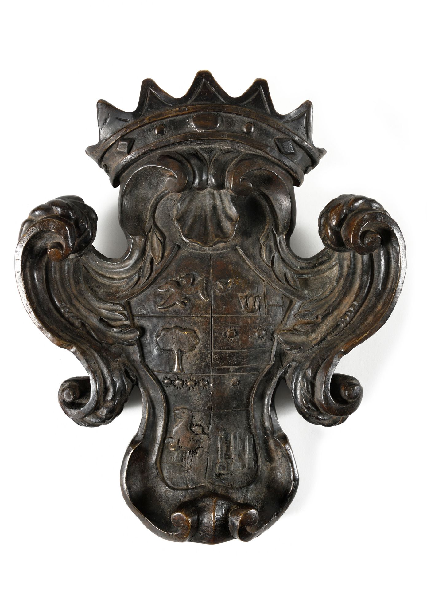 Null 意大利风格的大型铺面衣柜。青铜器。在皇冠下，有rocaille装饰。48 x 40厘米。A.B.E. 19世纪。