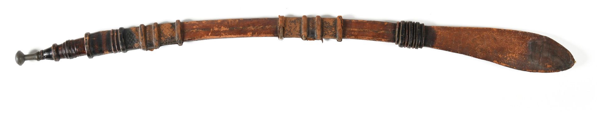 Null 图阿雷格剑 皮革和黄铜手柄和剑鞘。弧形刀片，带水槽。E.M. 20世纪。