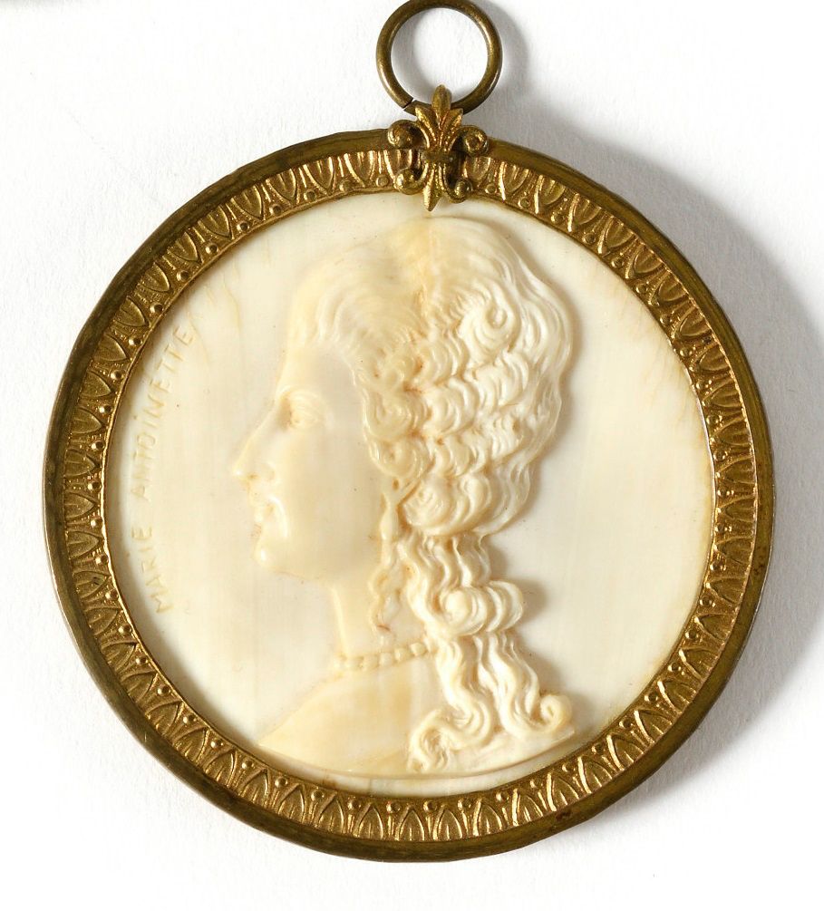 Null "路易十六国王""玛丽-安托瓦内特王后 "一对半圆雕刻的奖章。鎏金黄铜框架，可悬挂。 61毫米。 B.E. 19世纪末。