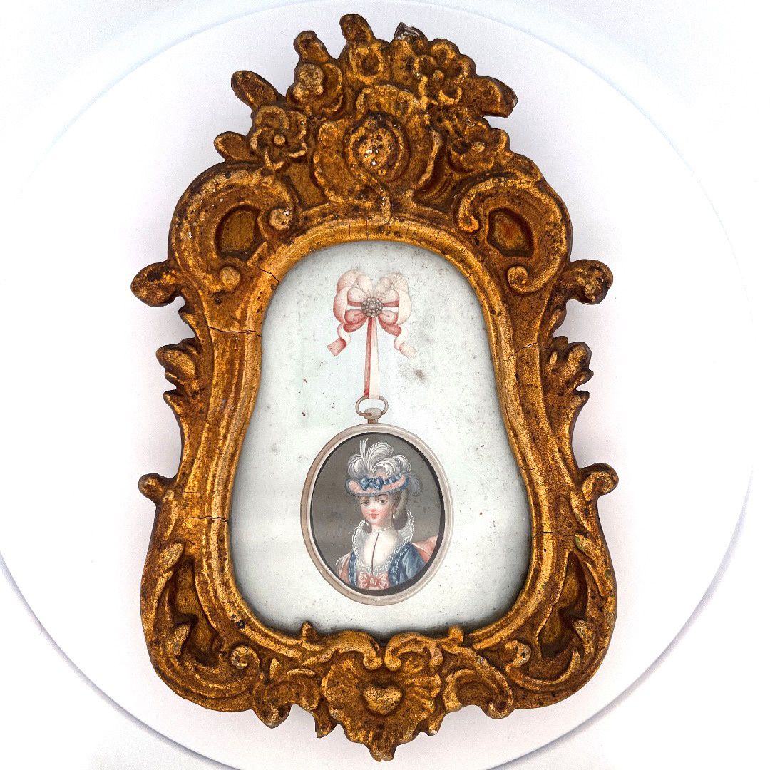 Null 迷人的微型画像，归功于蒙莫朗西公爵夫人，装在水粉背景中，模拟一个由红色丝绸蝴蝶结固定的小框架。 木质框架和镀金灰泥，装饰有贝壳。 18世纪 19 x &hellip;