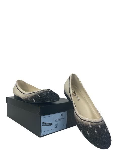 Null CHANEL Pair of ballerinas in black and white sequins. T. 40. Box. Small tra&hellip;
