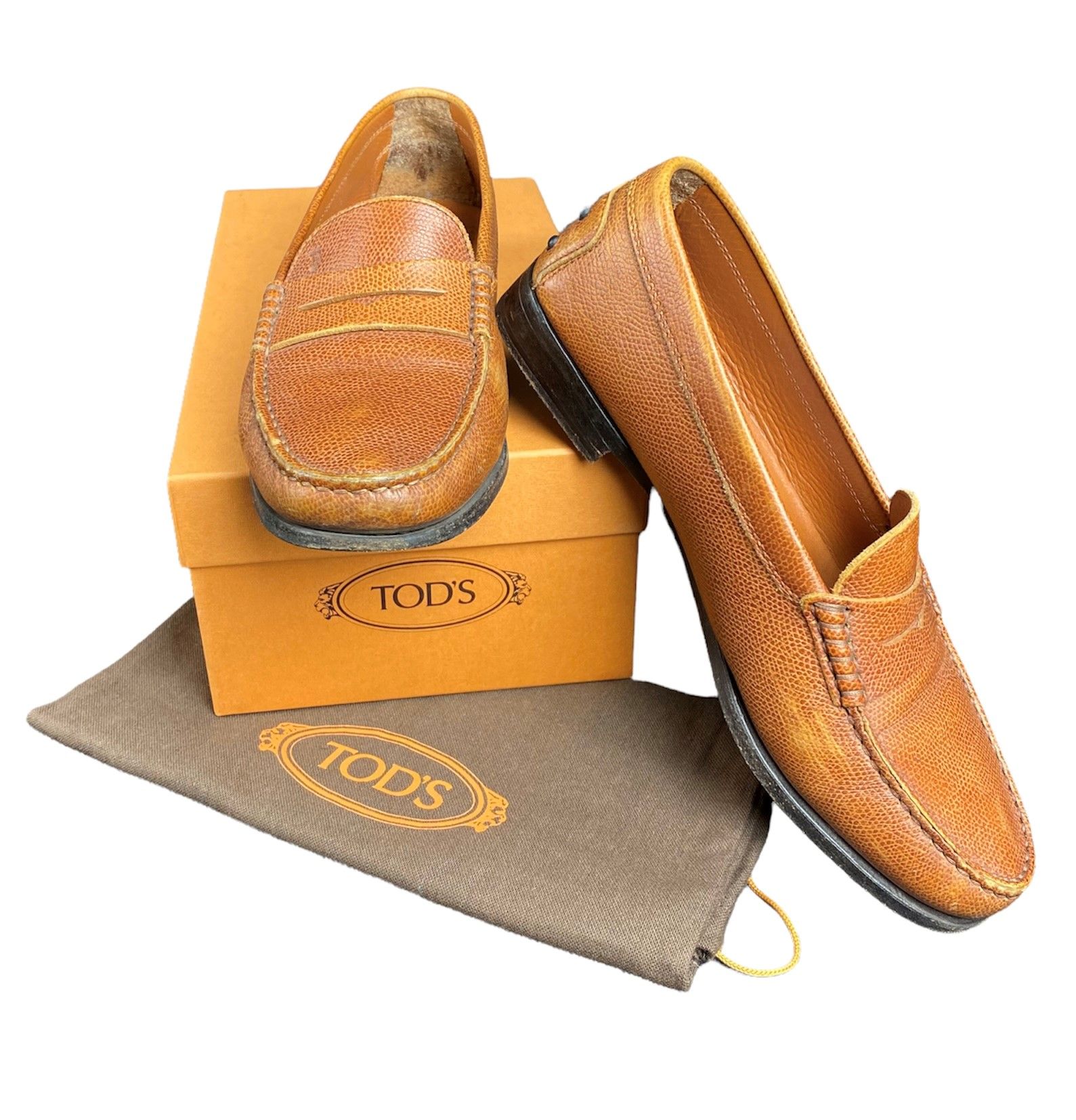 Null TODS 一双驼色皮革软皮鞋，带有蜥蜴状的钉子。盒子和袋子。平均状况。T : 39