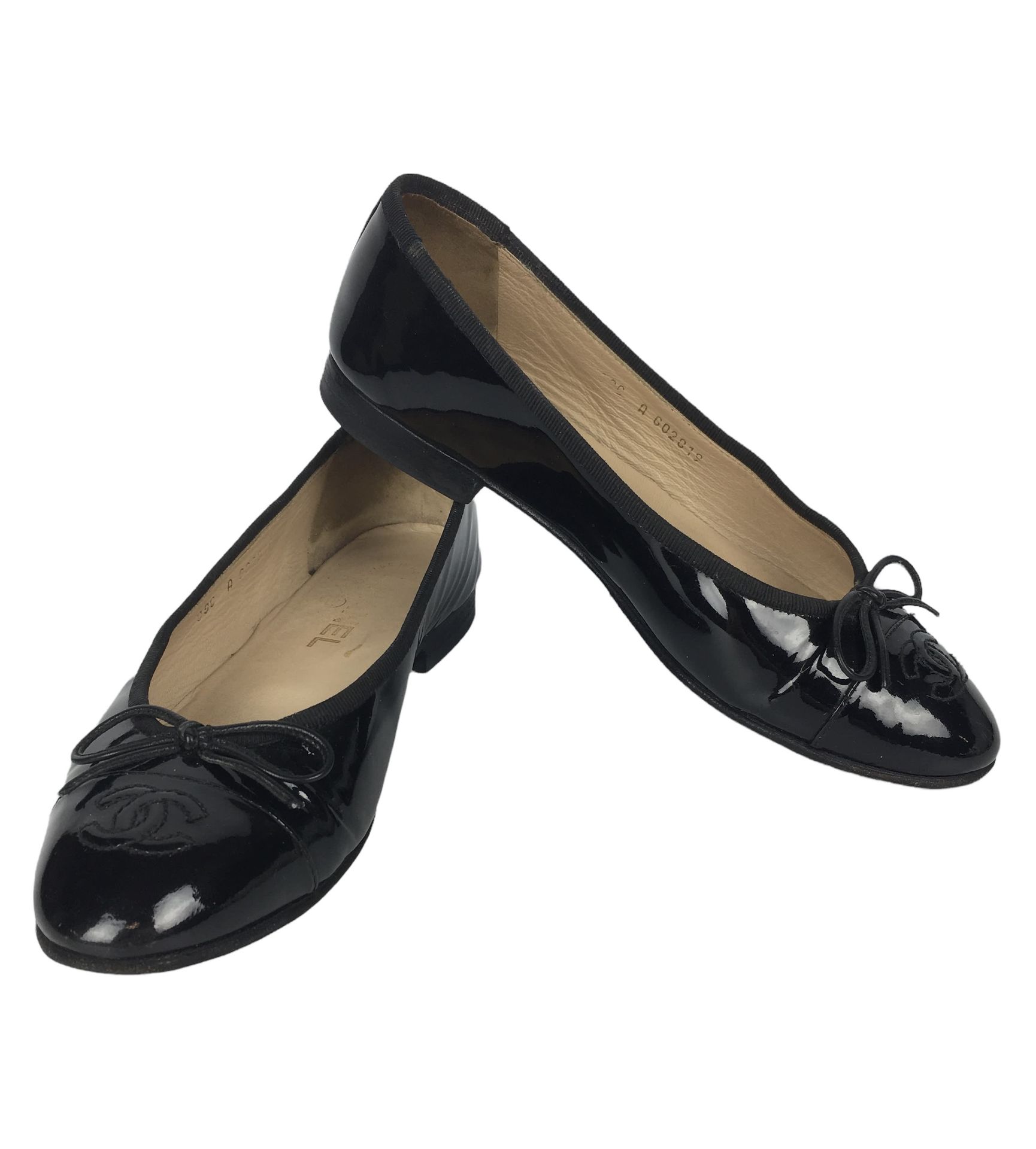 Null CHANEL Pair of black patent leather ballerinas. S. 37 (Resoles).