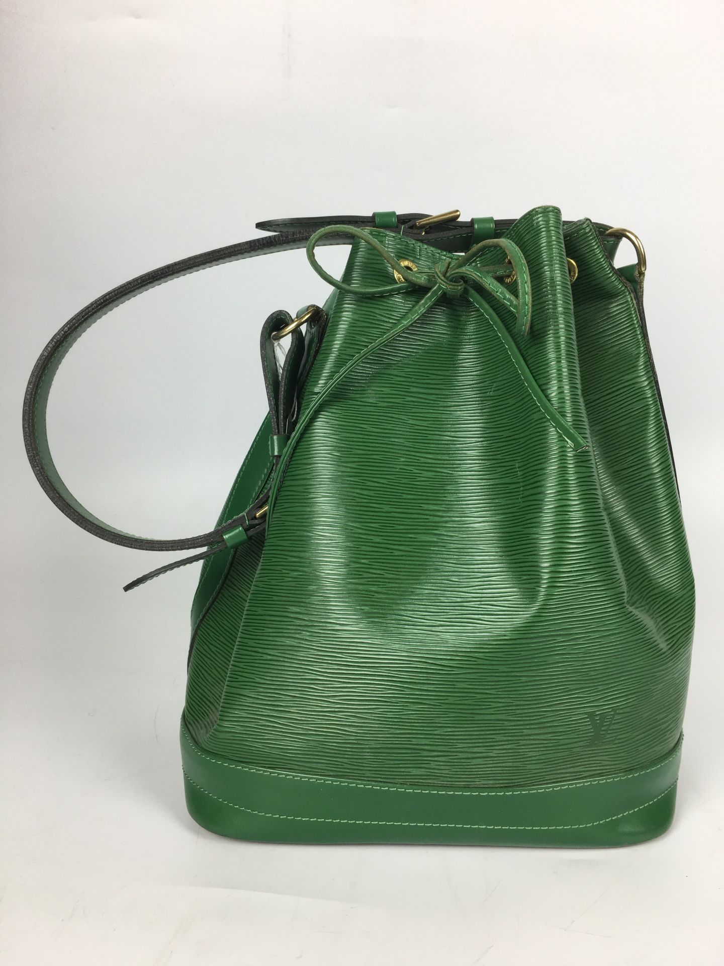 Null LOUIS VUITTON Grand Noé model. Green epi leather bucket bag with adjustable&hellip;