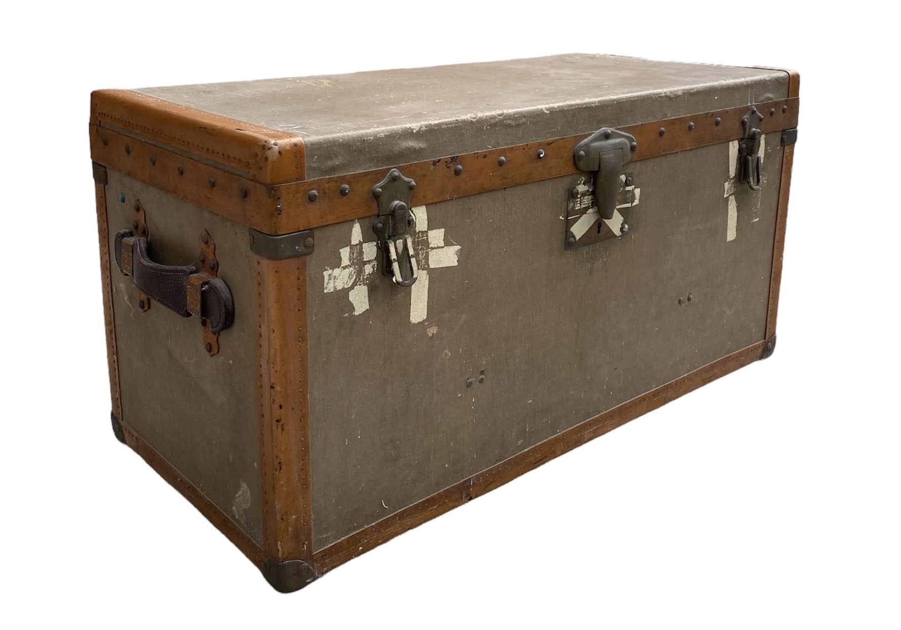 Null MOYNAT旅行箱，灰色涂层帆布，金属条仿皮，侧面有把手，没有内饰。42 x 80 x 37厘米（原样）。