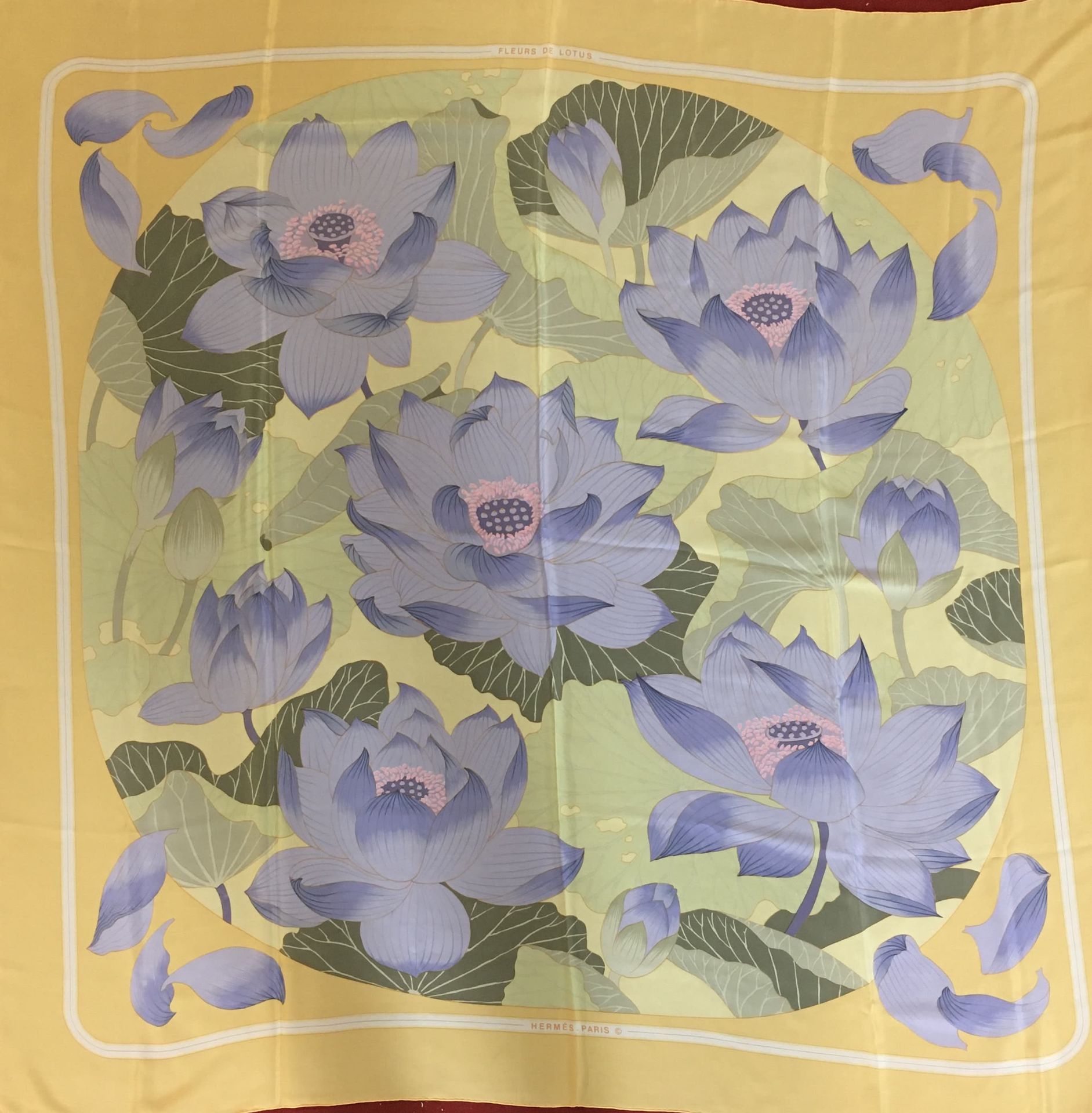 Null HERMES Seidenschal mit Lotusblüten-Dekor in Pastelltönen 140 x 140 cm Sehr &hellip;