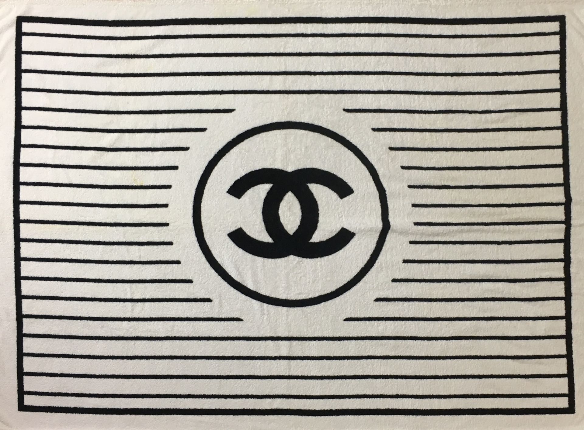 Null CHANEL Grande serviette de plage en coton peigné blanc et noir au sigle de &hellip;