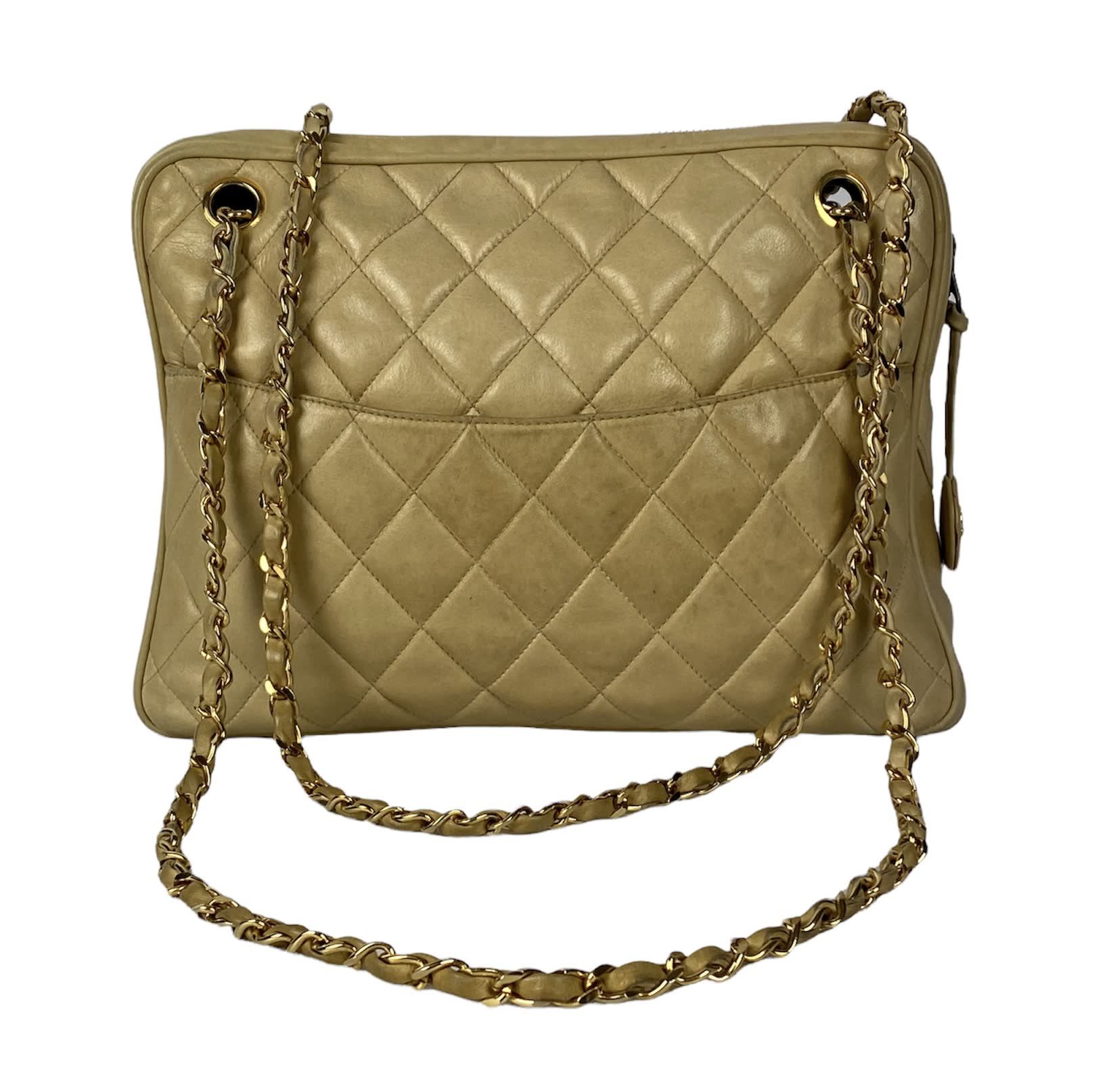 Null CHANEL Beige quilted leather bag Worn double handles chain and leather shou&hellip;