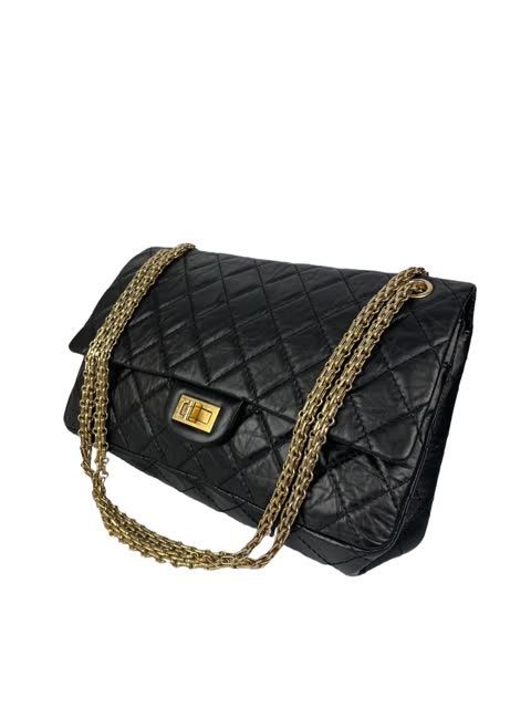 Null CHANEL Große Tasche 2.55 aus schwarzem Antikleder, Kettenhenkel aus goldfar&hellip;