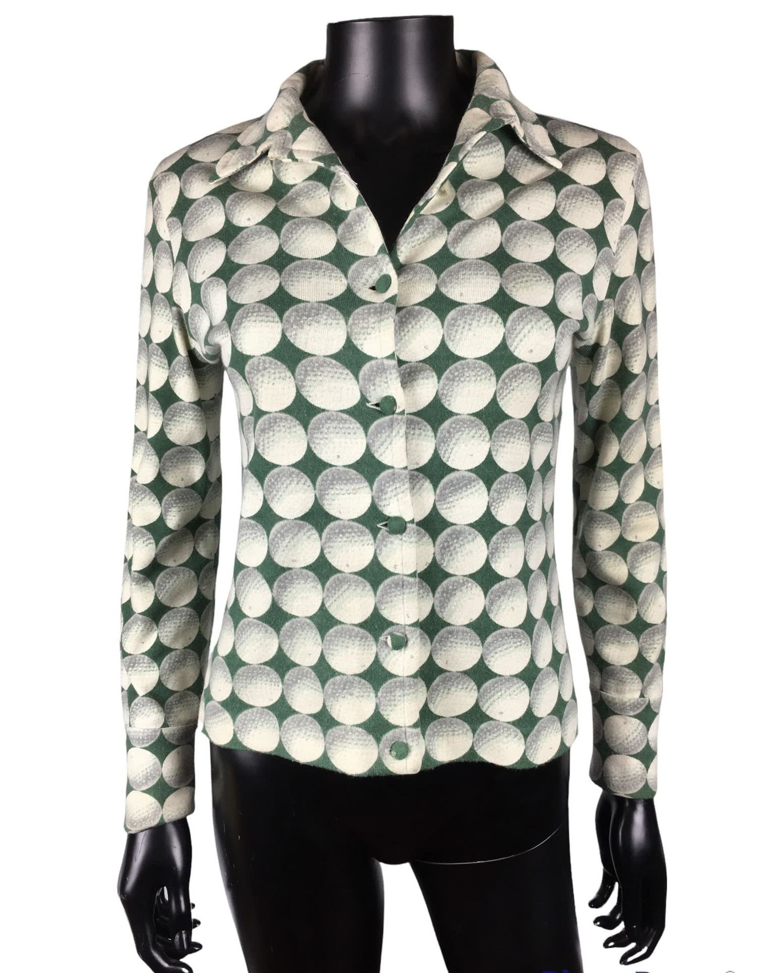 Null Cárdigan de lana HERMES PARIS con bolas de golf sobre fondo verde. Talla 36&hellip;