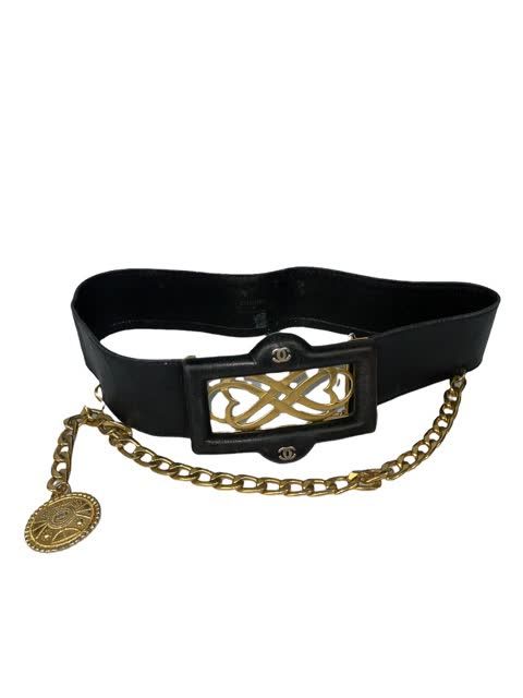 Null CHANEL Black leather belt, gold-plated openwork metal buckle decorated with&hellip;