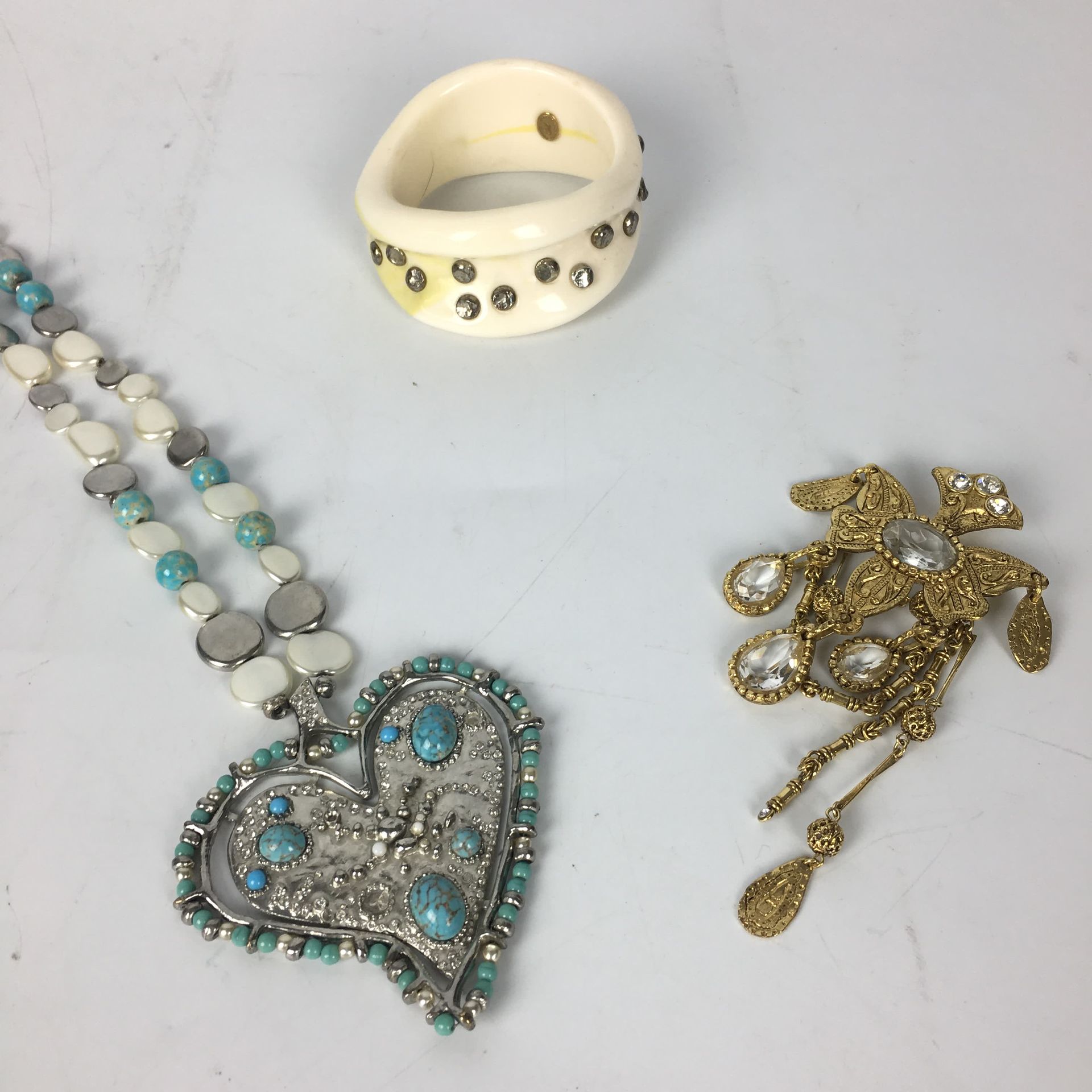 CHRISTIAN LACROIX Ensemble de bijoux fantaisie comprenant : une broche en métal &hellip;