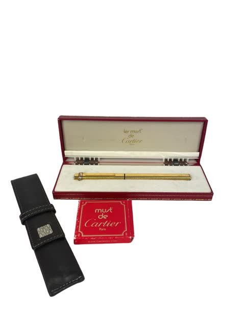 Null 卡地亚出品的镀金金属钢笔，型号为3金。盒子和箱子。