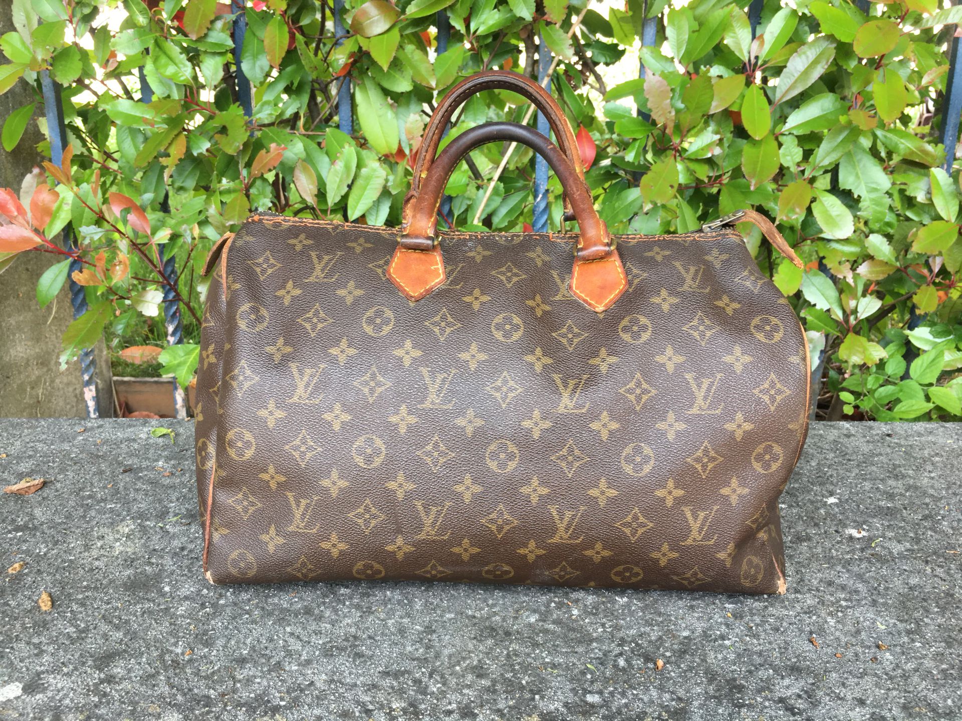 Null LOUIS VUITTON Sac Speedy en toile monogrammée, anses cuir naturel. Cadenas.&hellip;