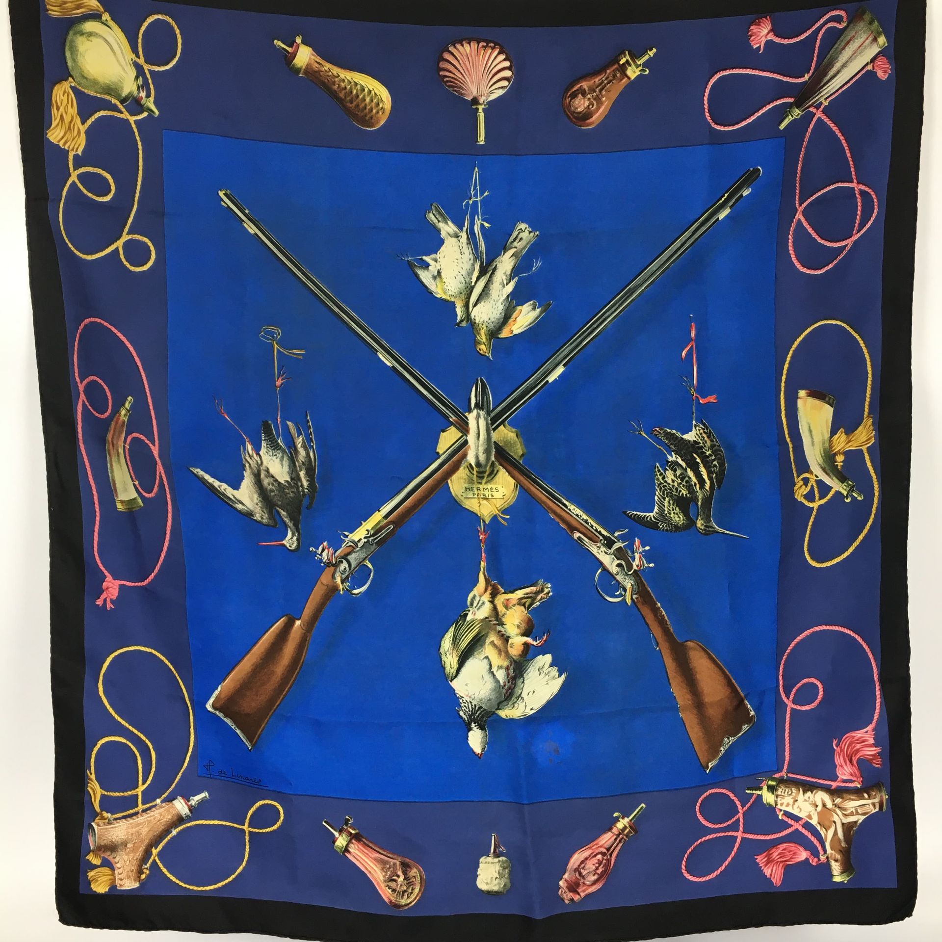 Null HERMES PARIS Pañuelo de seda con decoración de caza. Manchas.