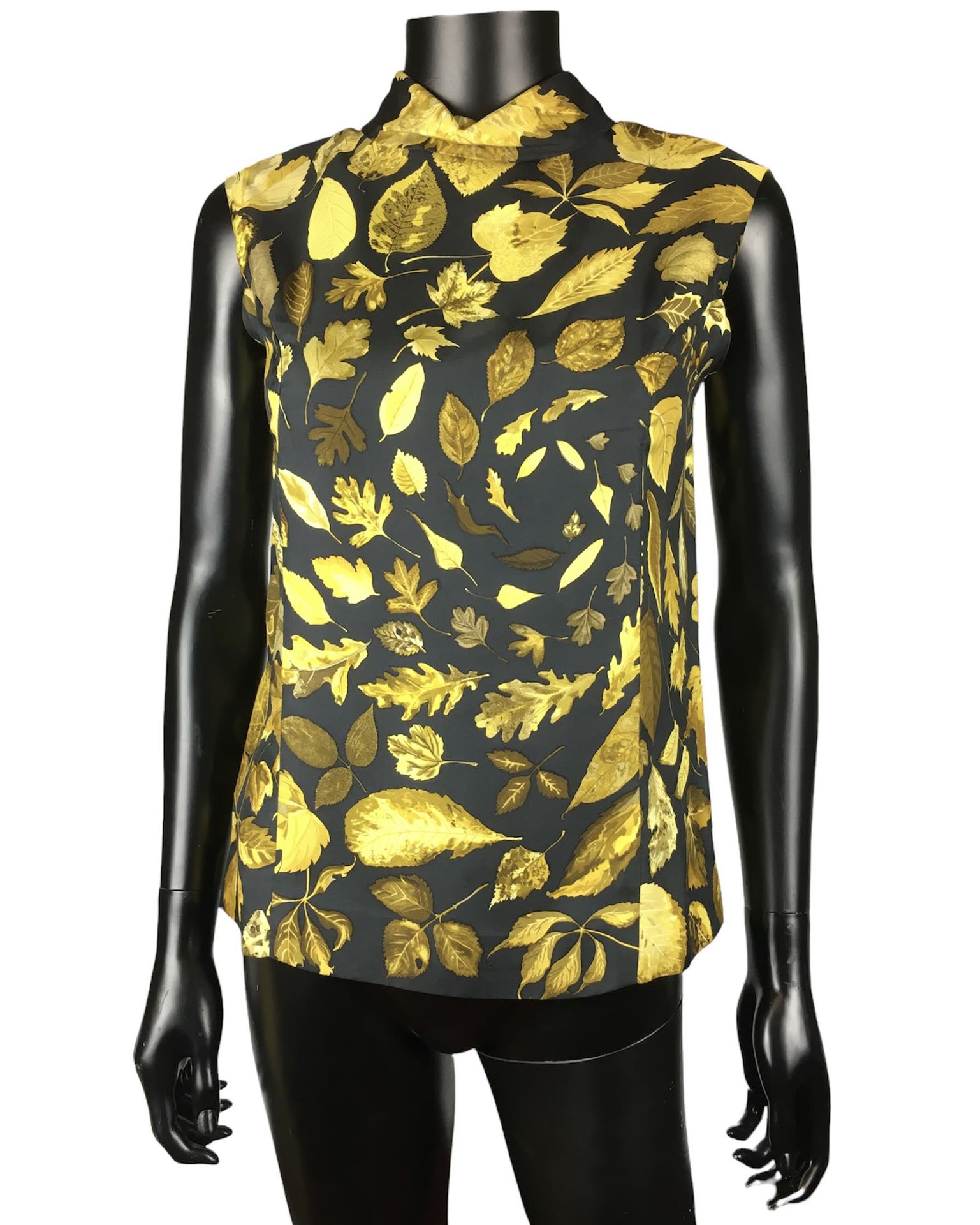 Null 巴黎爱马仕 黑色和黄色丝绸的无袖衬衫，领口有褶皱，上面装饰有秋叶。背面有拉链。 尺寸42 IT（尺寸38 FR）。 状况良好。