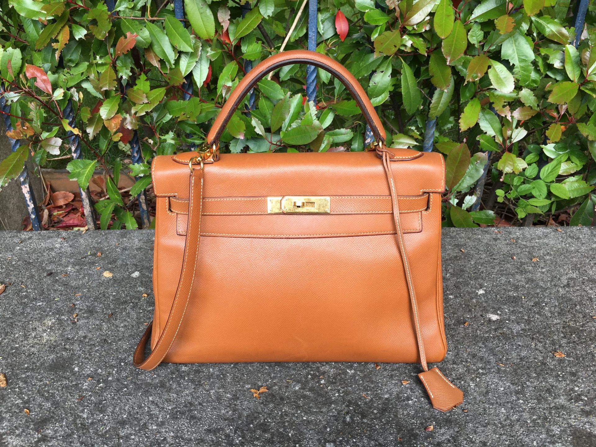 Null 
HERMES PARIS 1990

Handbag model "Kelly" 32 cm in leather Courchevel gold,&hellip;