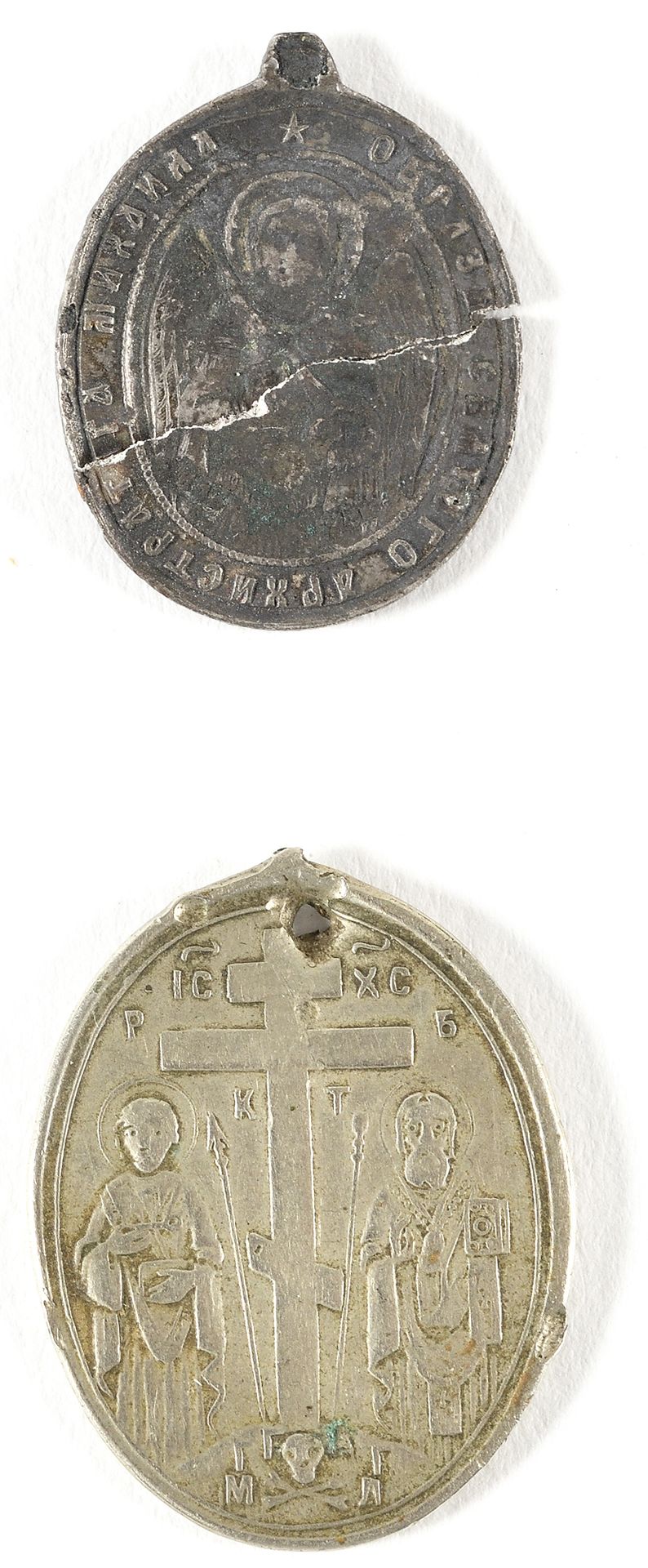 Null Deux icônes pendentifs en argent russe.

3 cm et 2 cm. 5,81 g. En l’état.

&hellip;