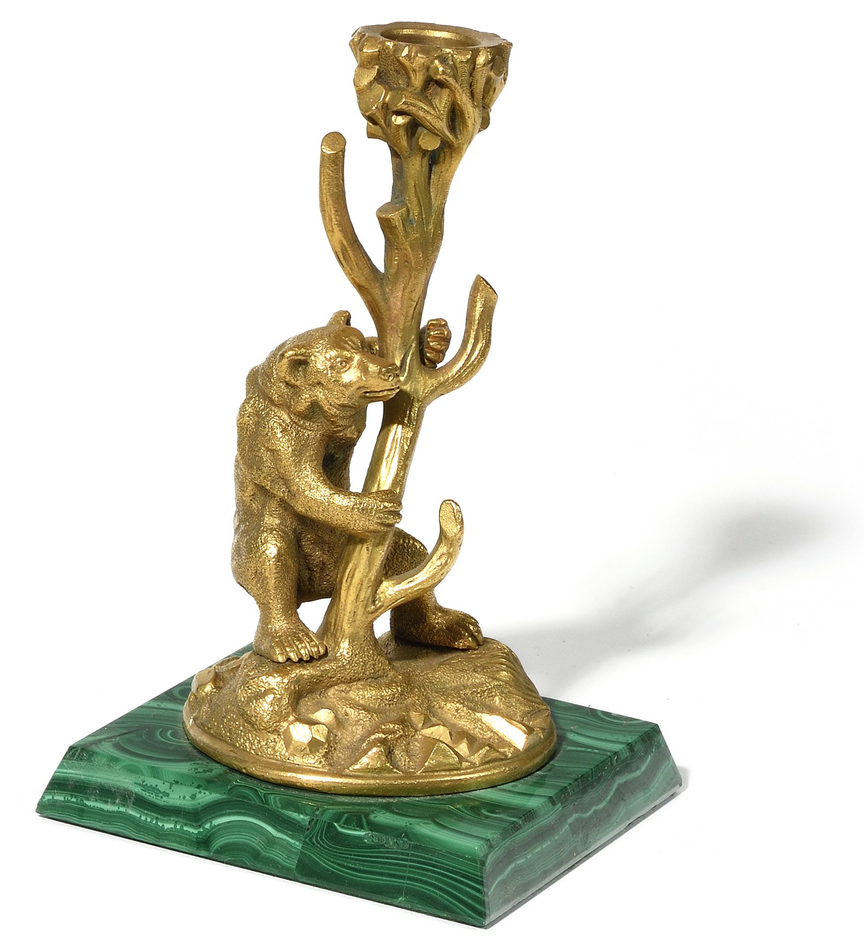 Null BOUGEOIR

Verziert mit einer Bärenfigur.

Vergoldete Bronze, Malachit

20 x&hellip;