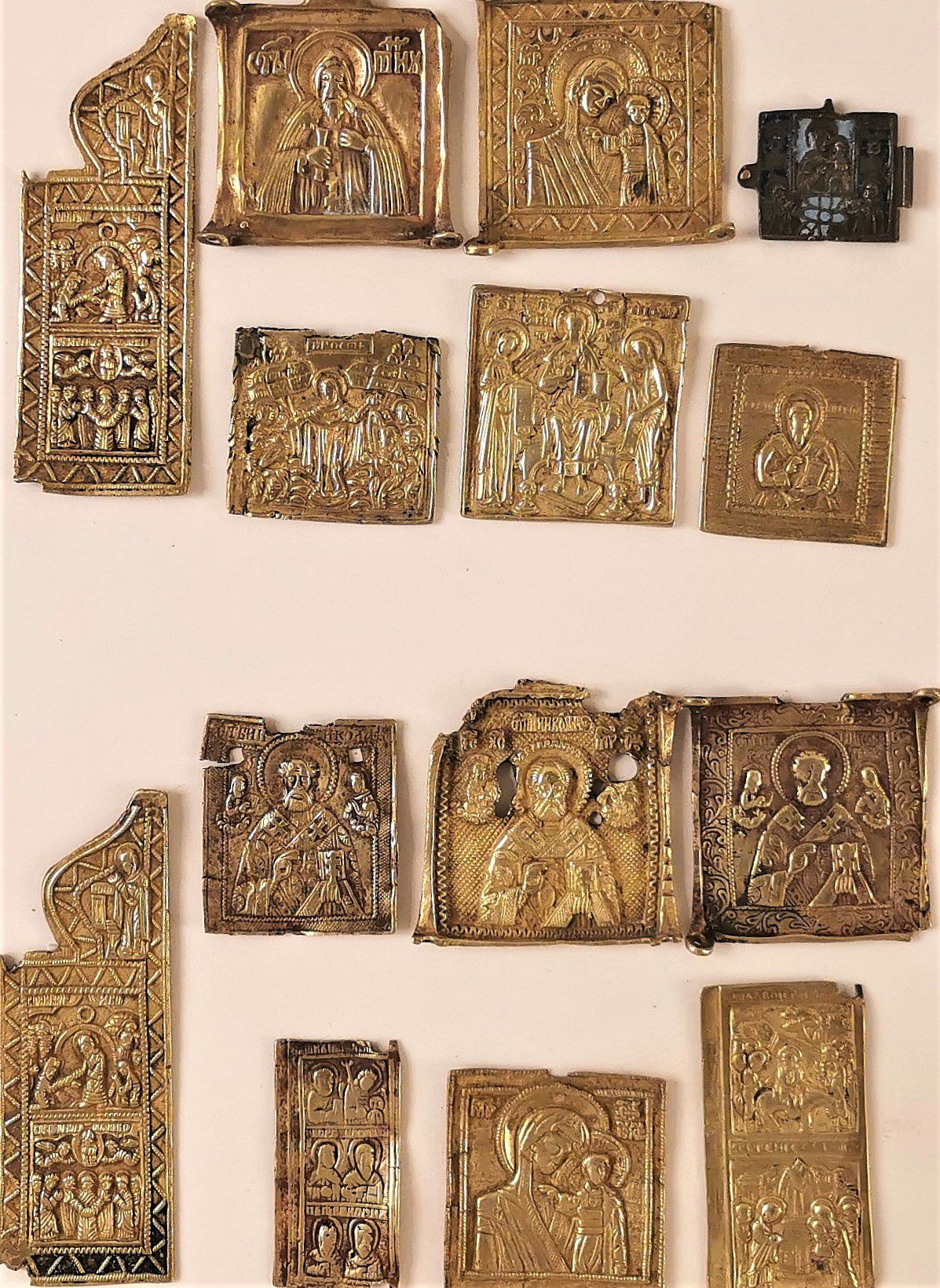 Null 一组13个旅游图标

俄罗斯，19世纪

黄铜

10 x 3,7 cm, 5,1 x 2,6 cm, B.E. （缺失。

意外）。

瓷器上的3个&hellip;